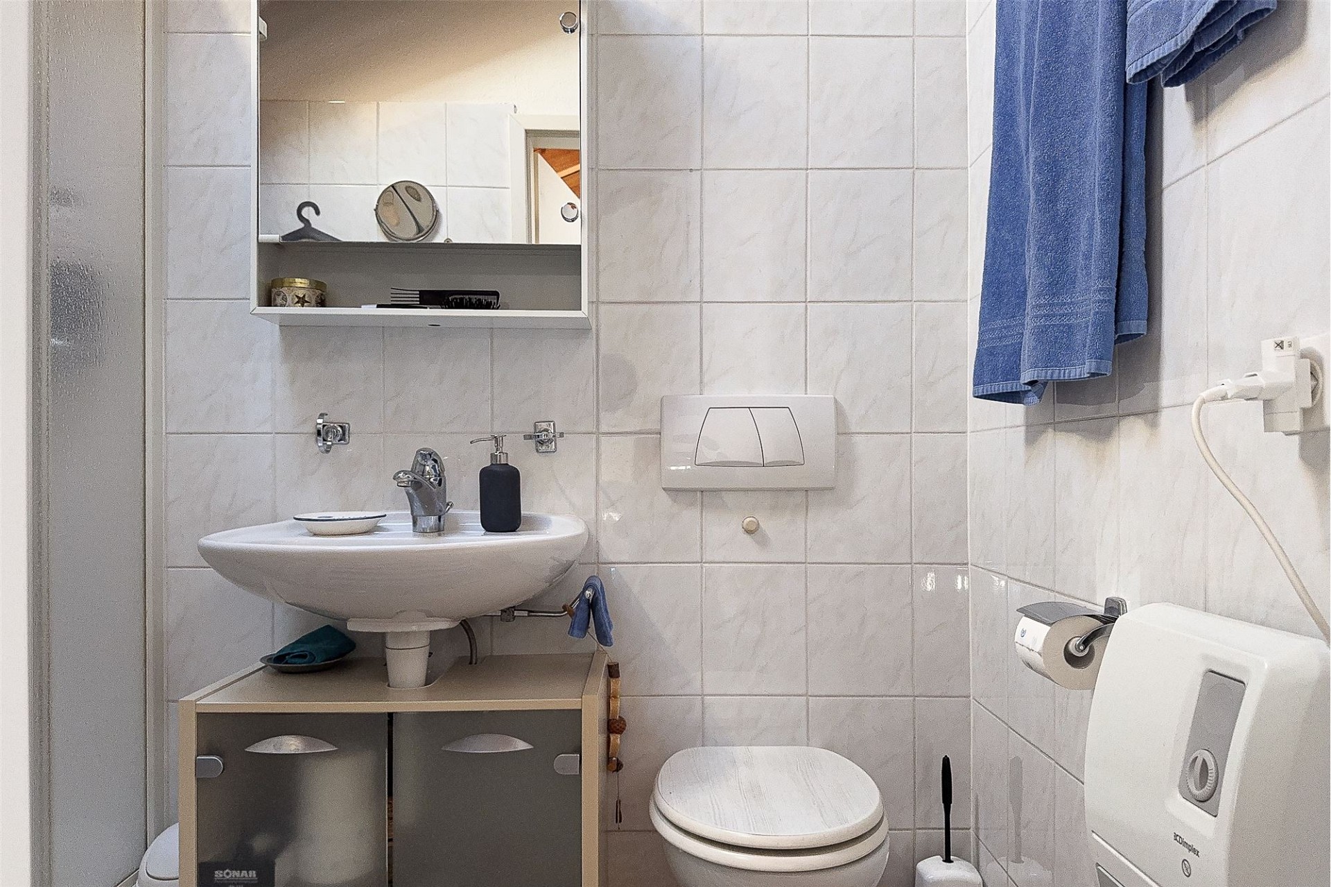 Kleines Badezimmer mit WC und Waschtisch