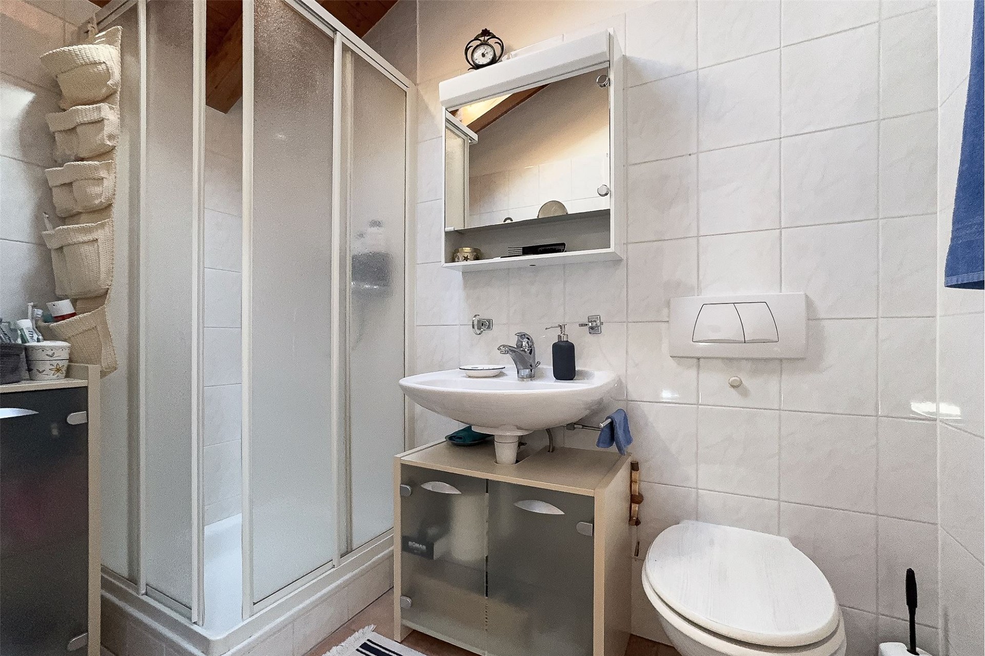 Kleines Badezimmer mit Dusche und WC