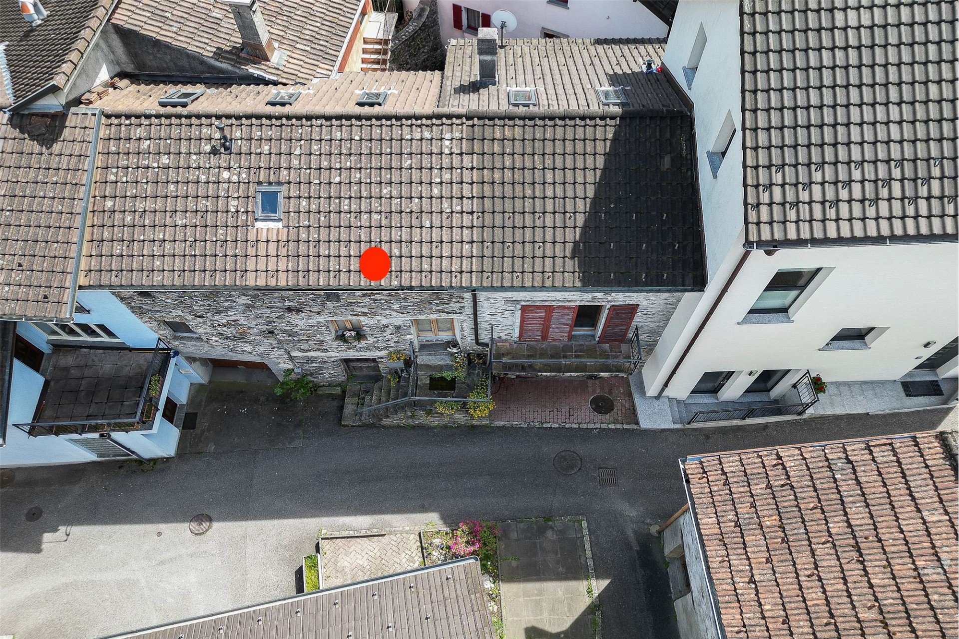 Dachaufsicht über eine enge Wohnstraße