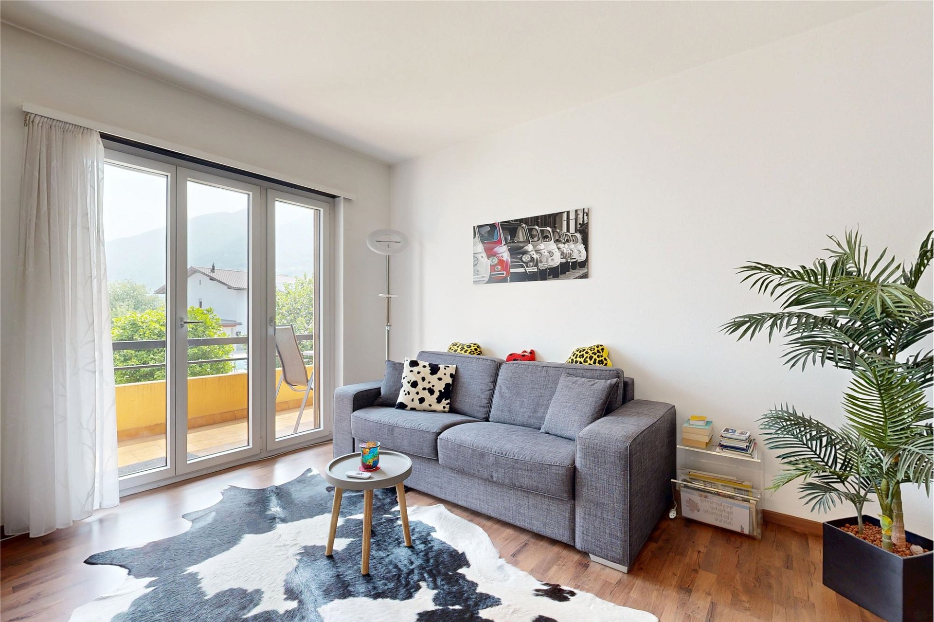 Helles Wohnzimmer mit Balkonblick