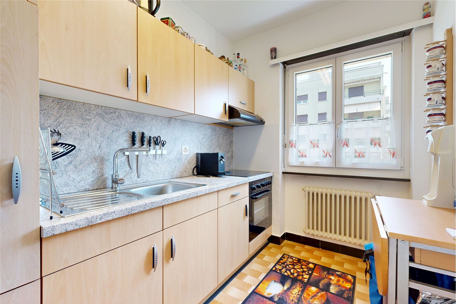 Kleine Küche mit Fenster und hellem Einbauzeilen-Design