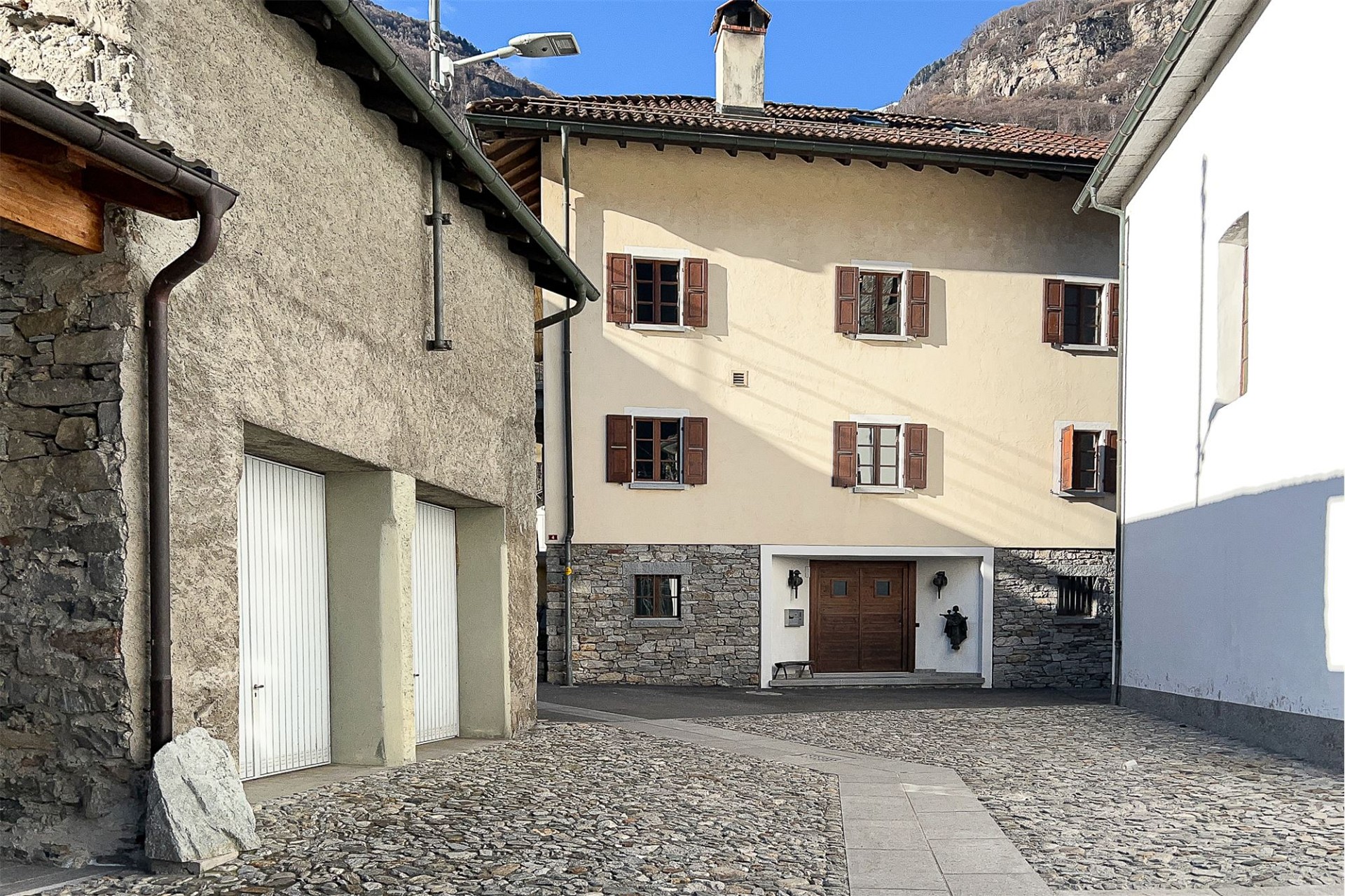 Historischer Innenhof mit traditionellen Fassaden