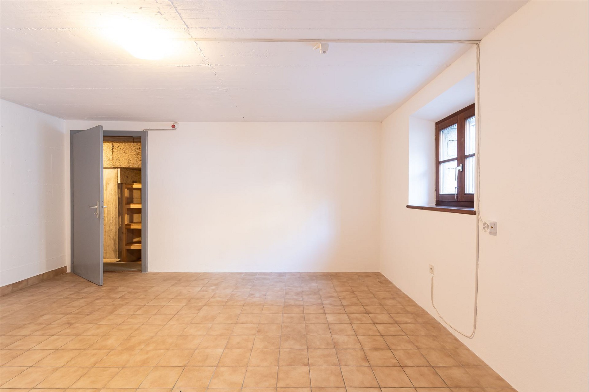 Leerer Kellerraum mit Fliesenboden