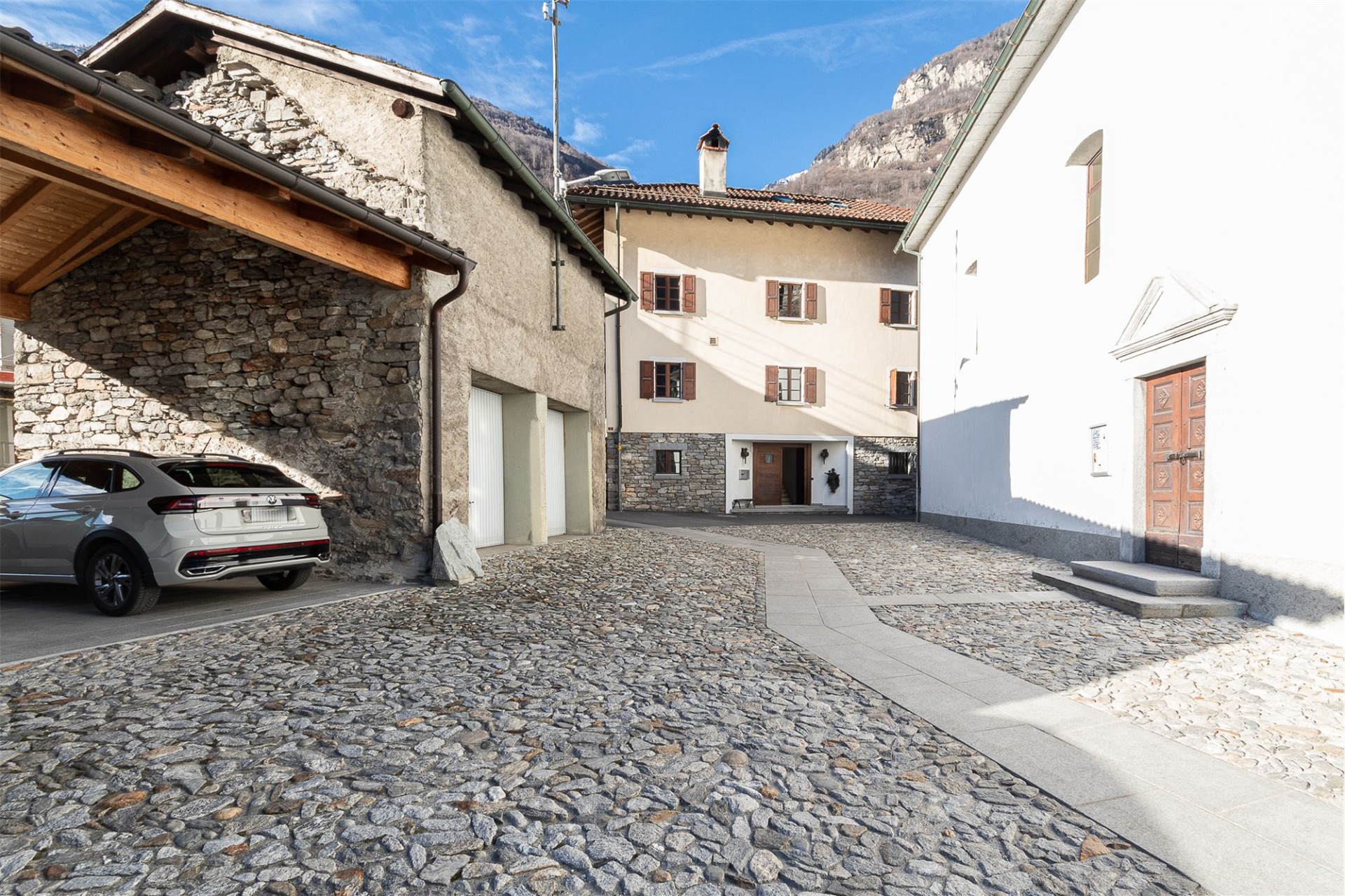 Alpiner Innenhof mit traditionellen Gebäuden