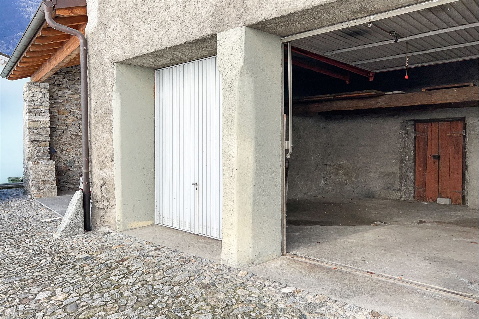 Außenansicht von Garage und Nebengebäude