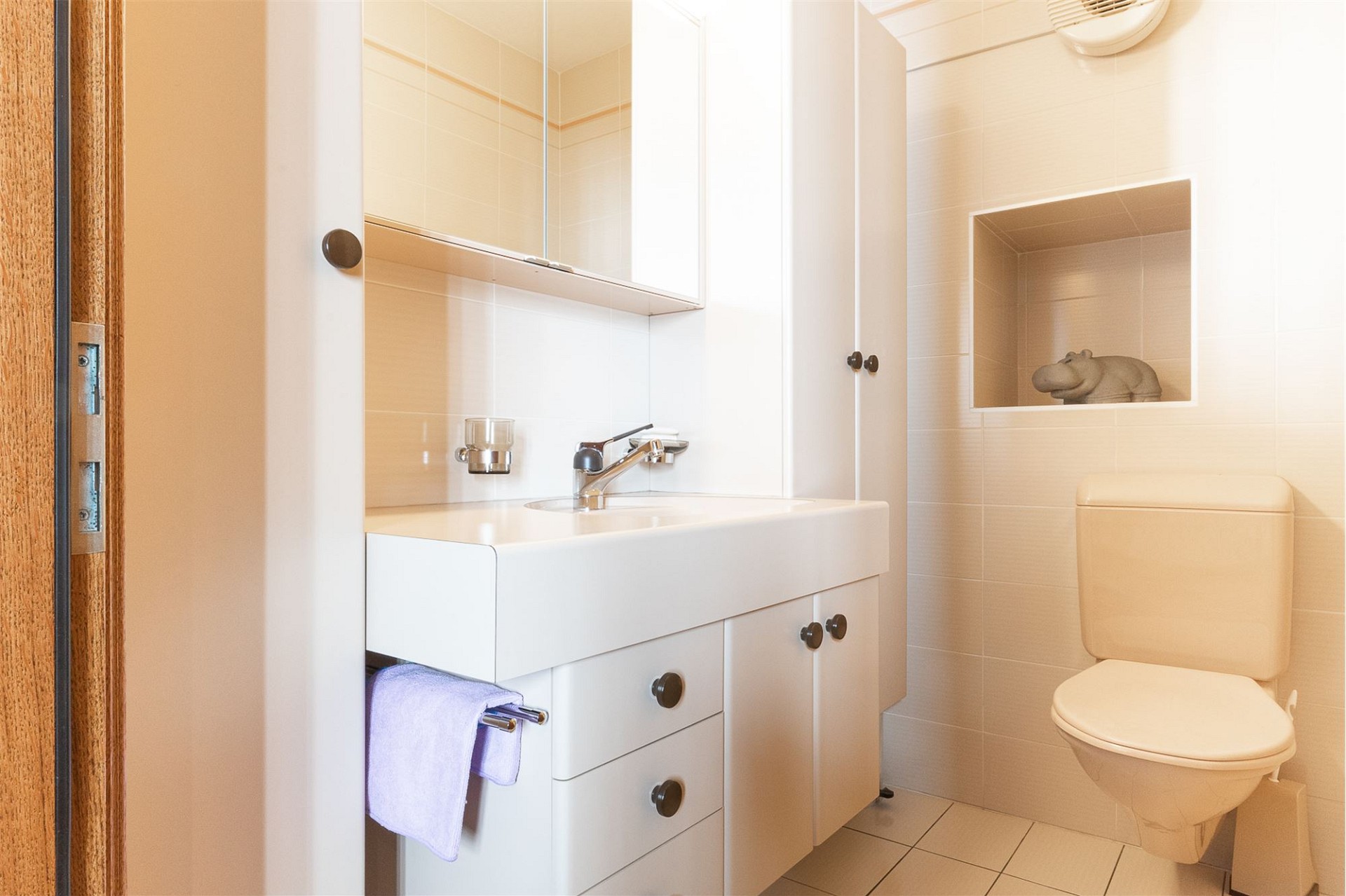 Kleines Gäste-WC mit weißem Waschtisch und WC
