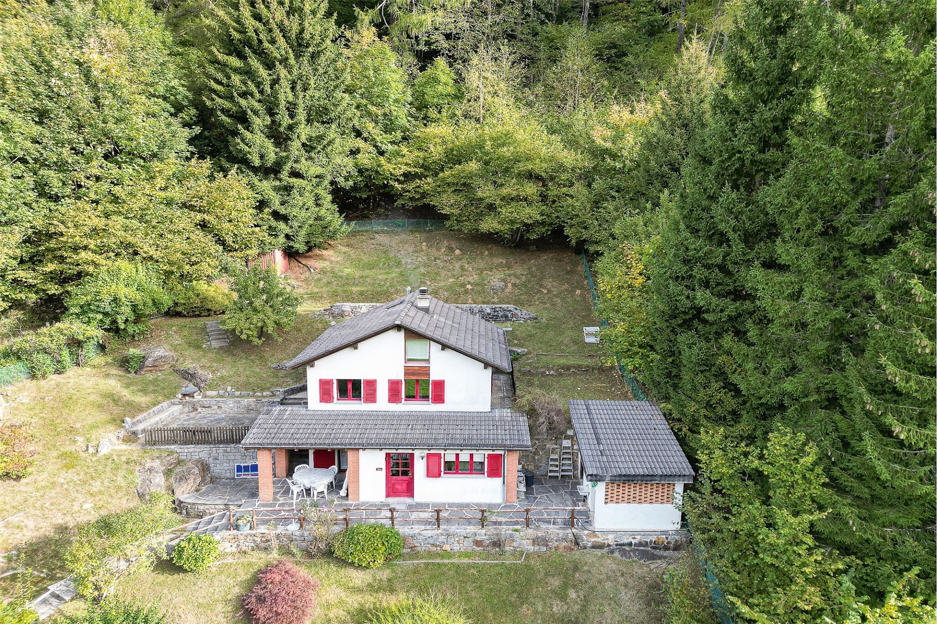 Luftaufnahme eines Hauses im Grünen