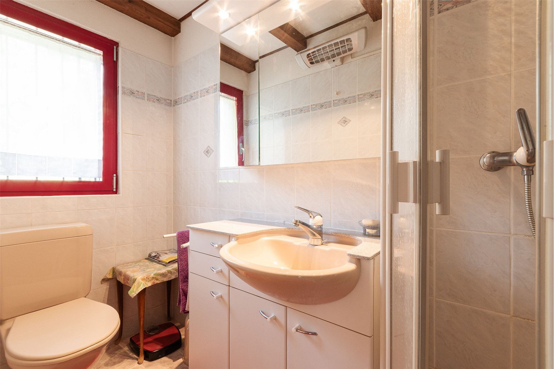 Kleines Badezimmer mit Dusche und Waschtisch