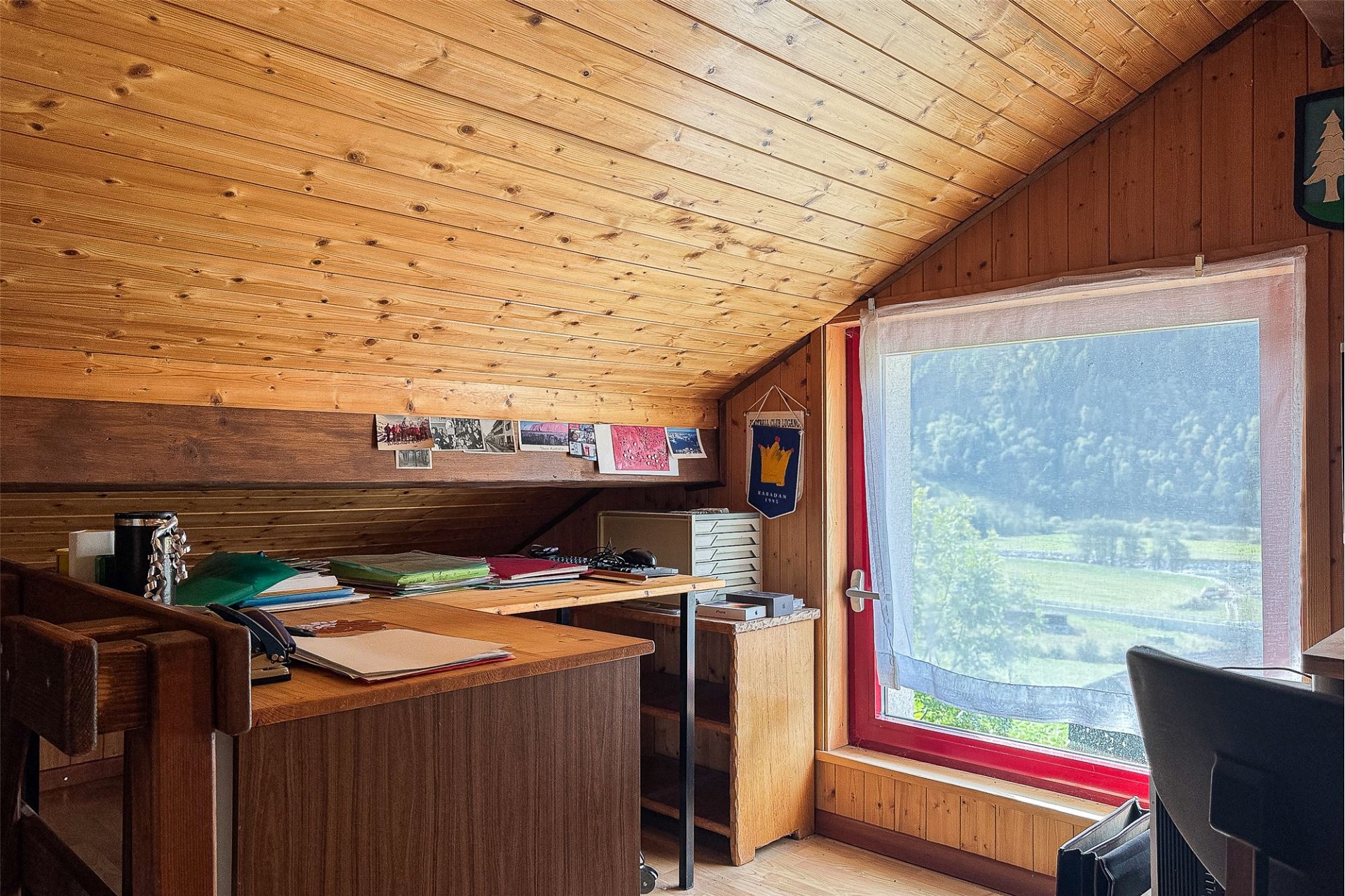Dachzimmer mit Arbeitsbereich
