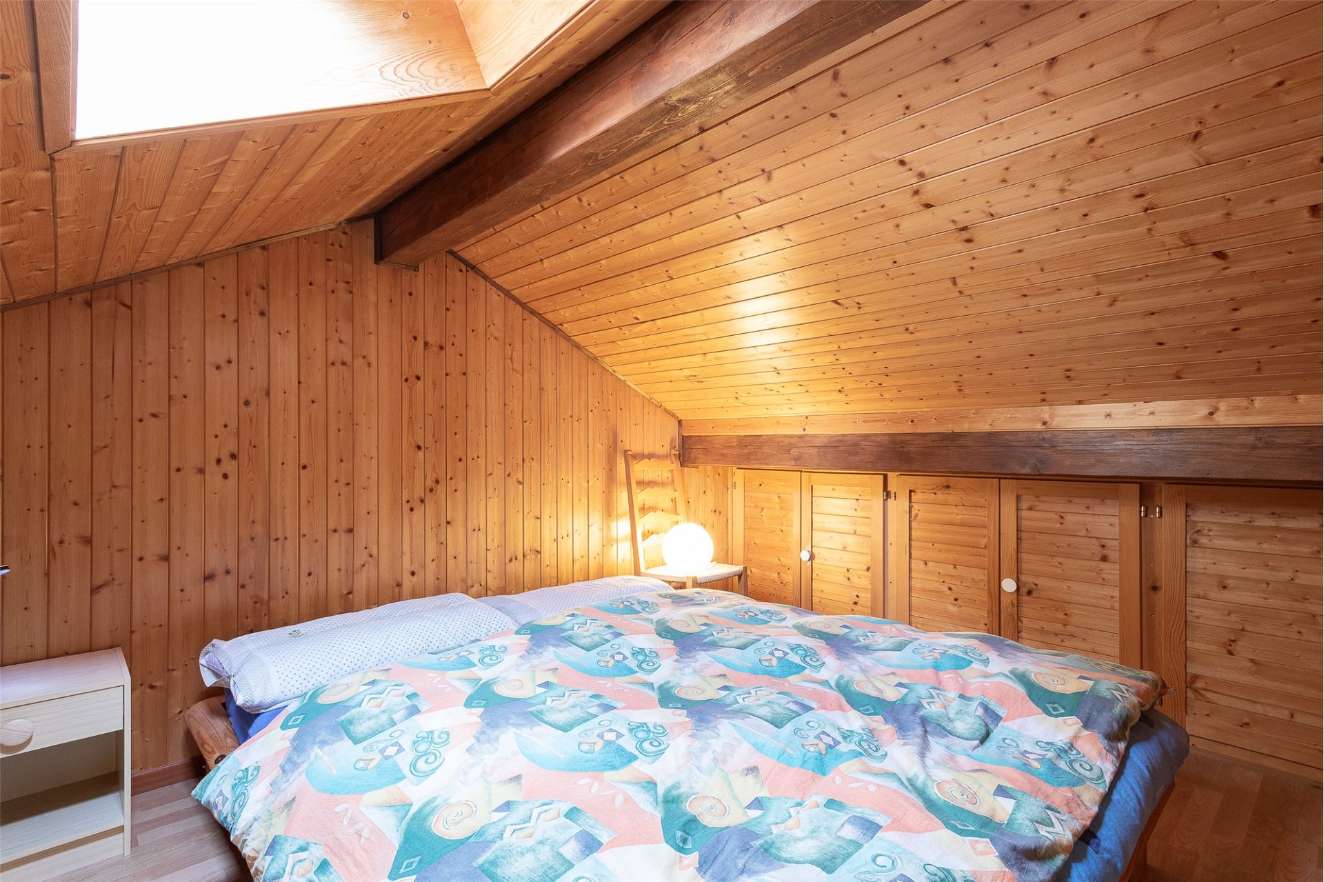 Dachgeschoss-Schlafzimmer in Holzoptik
