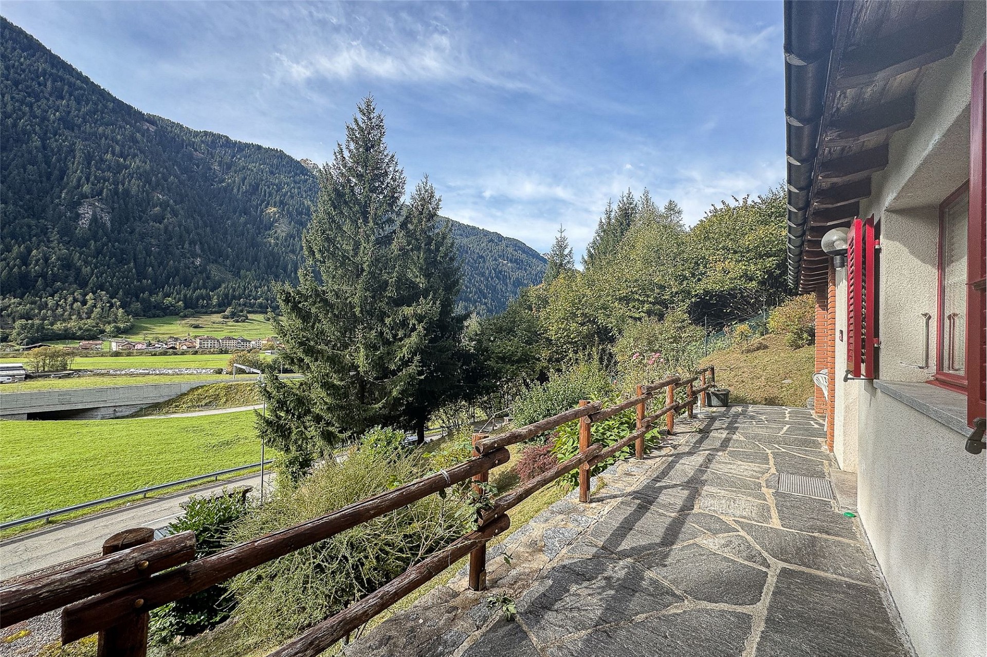 Bergblick von einer Terrasse