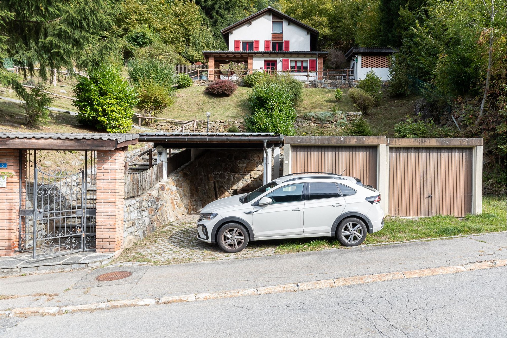 Hanggarteneinfahrt mit Haus und Garagen