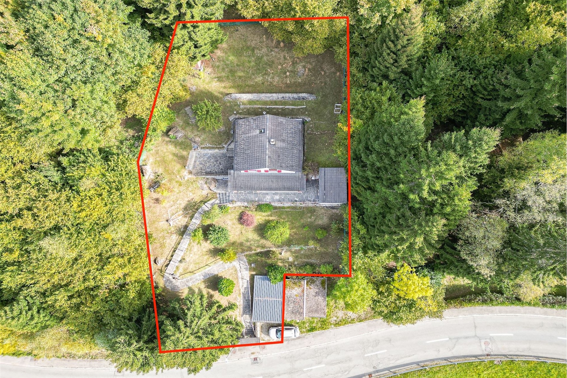 Luftaufnahme eines Grundstücks mit Haus und Garten
