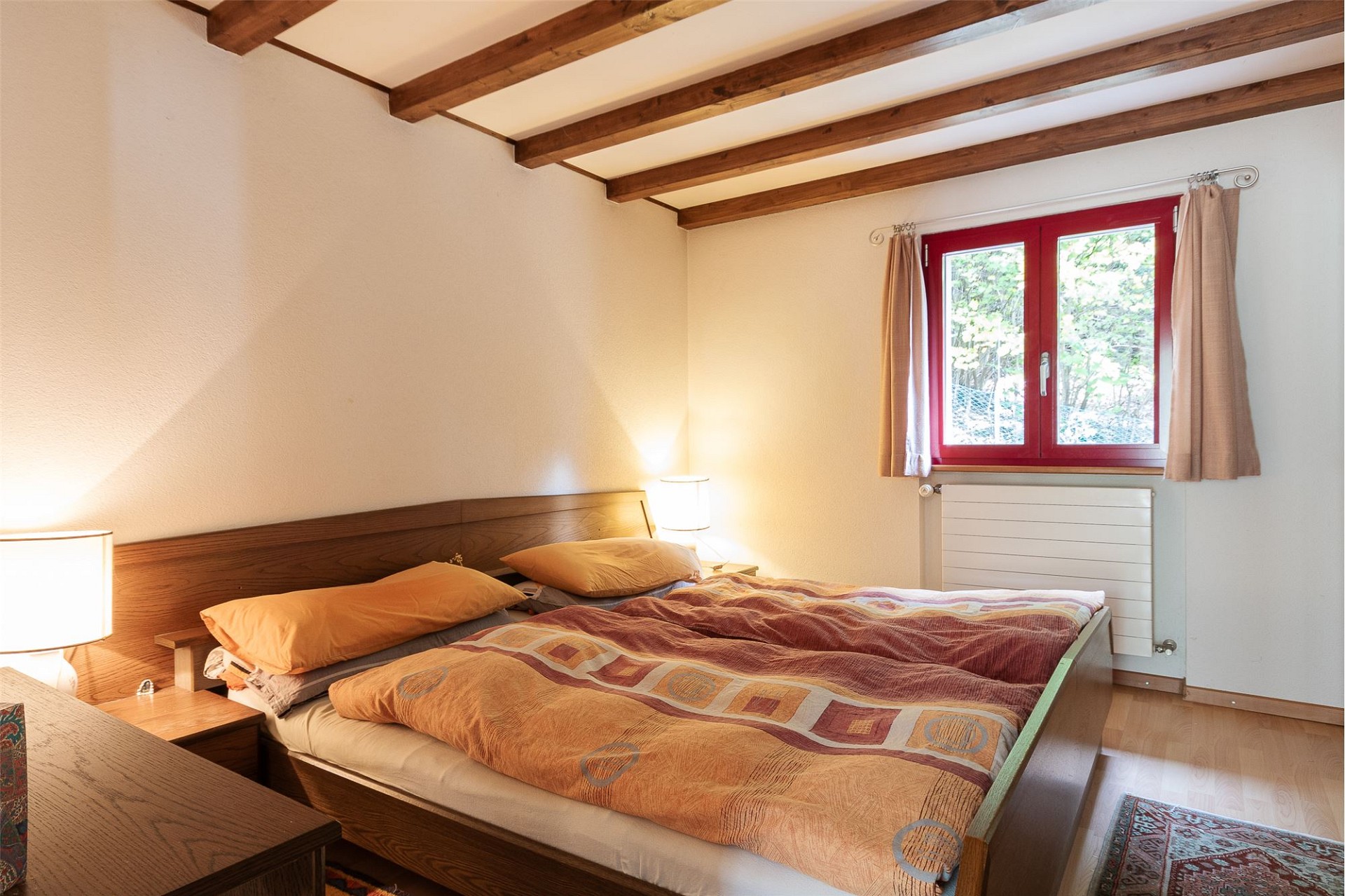 Gemütliches Schlafzimmer mit Holzbalken