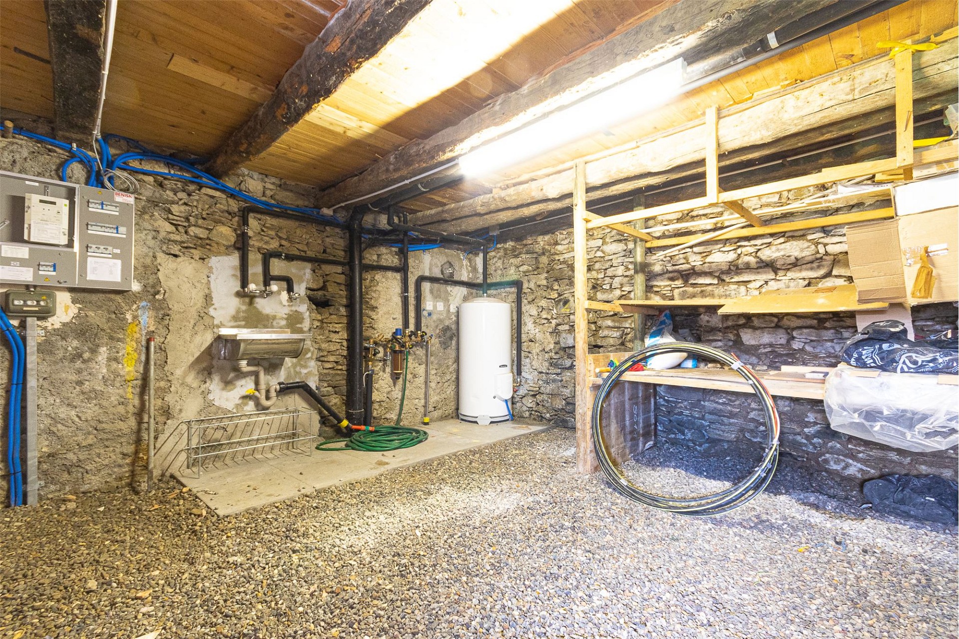 Keller- bzw. Technikraum mit Natursteinwänden