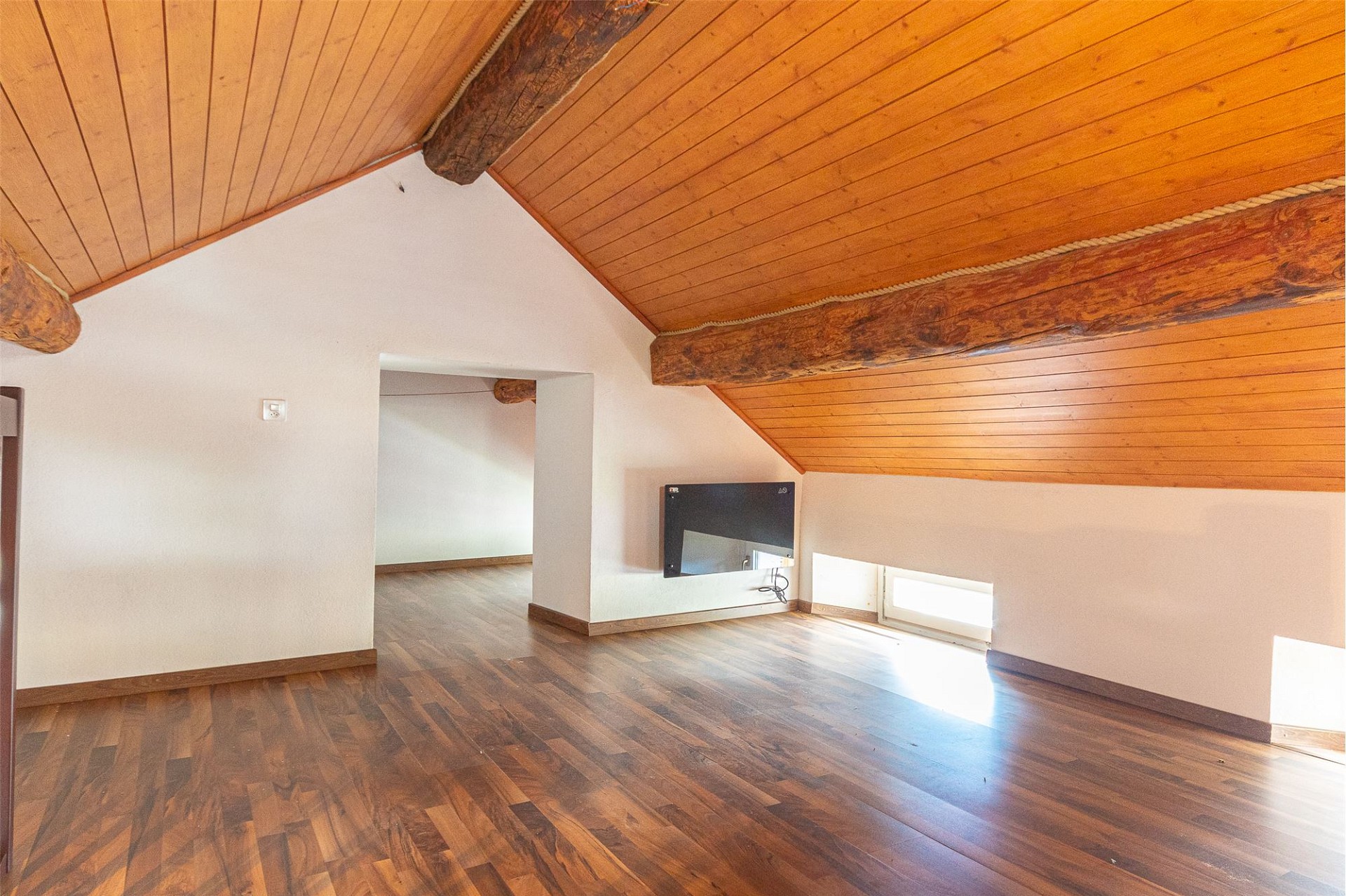 Dachgeschossraum mit Holzbalken