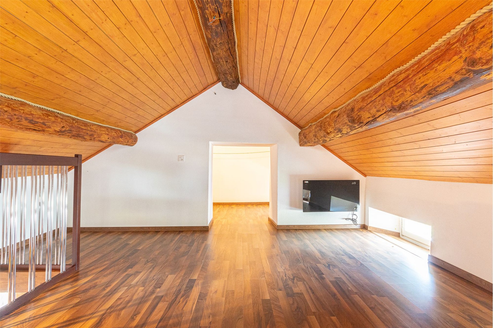 Dachgeschossraum mit Holzbalken