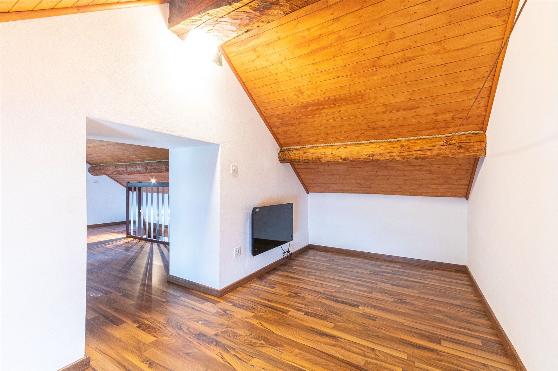 Dachgeschossraum mit Holzdecke