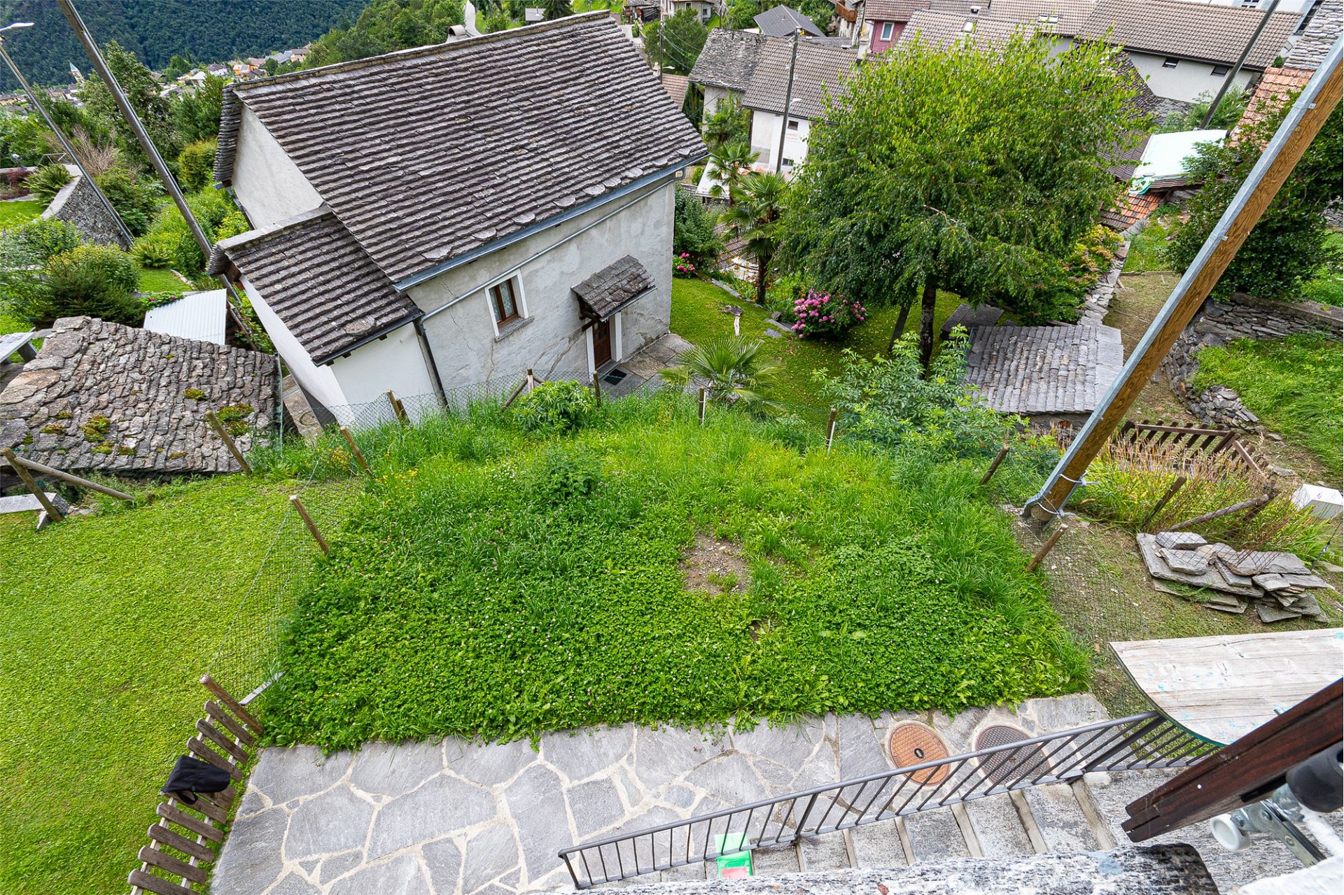 Hügelgarten mit kleinem Haus