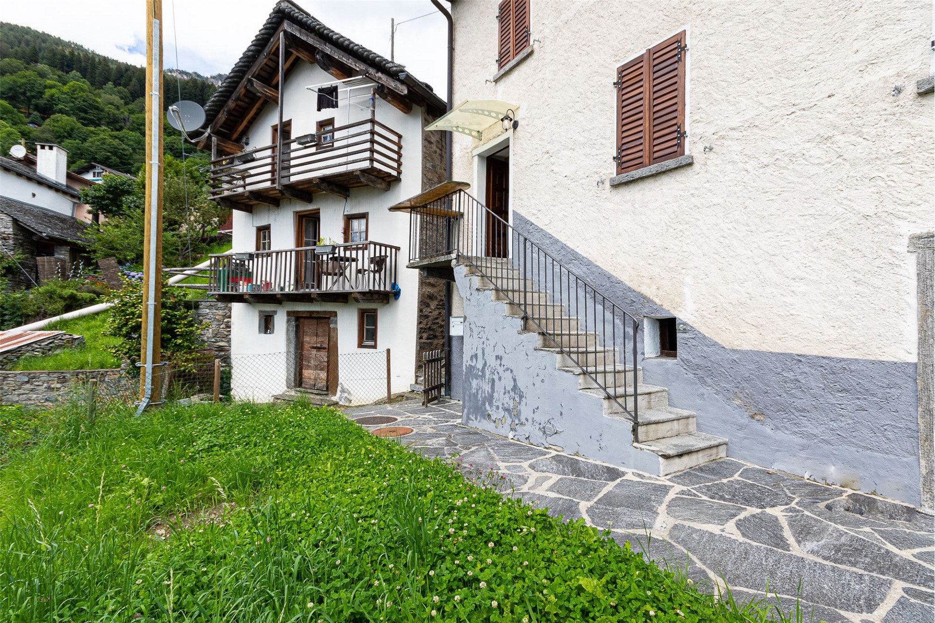 Alpenhaus mit Außentreppe und Balkon
