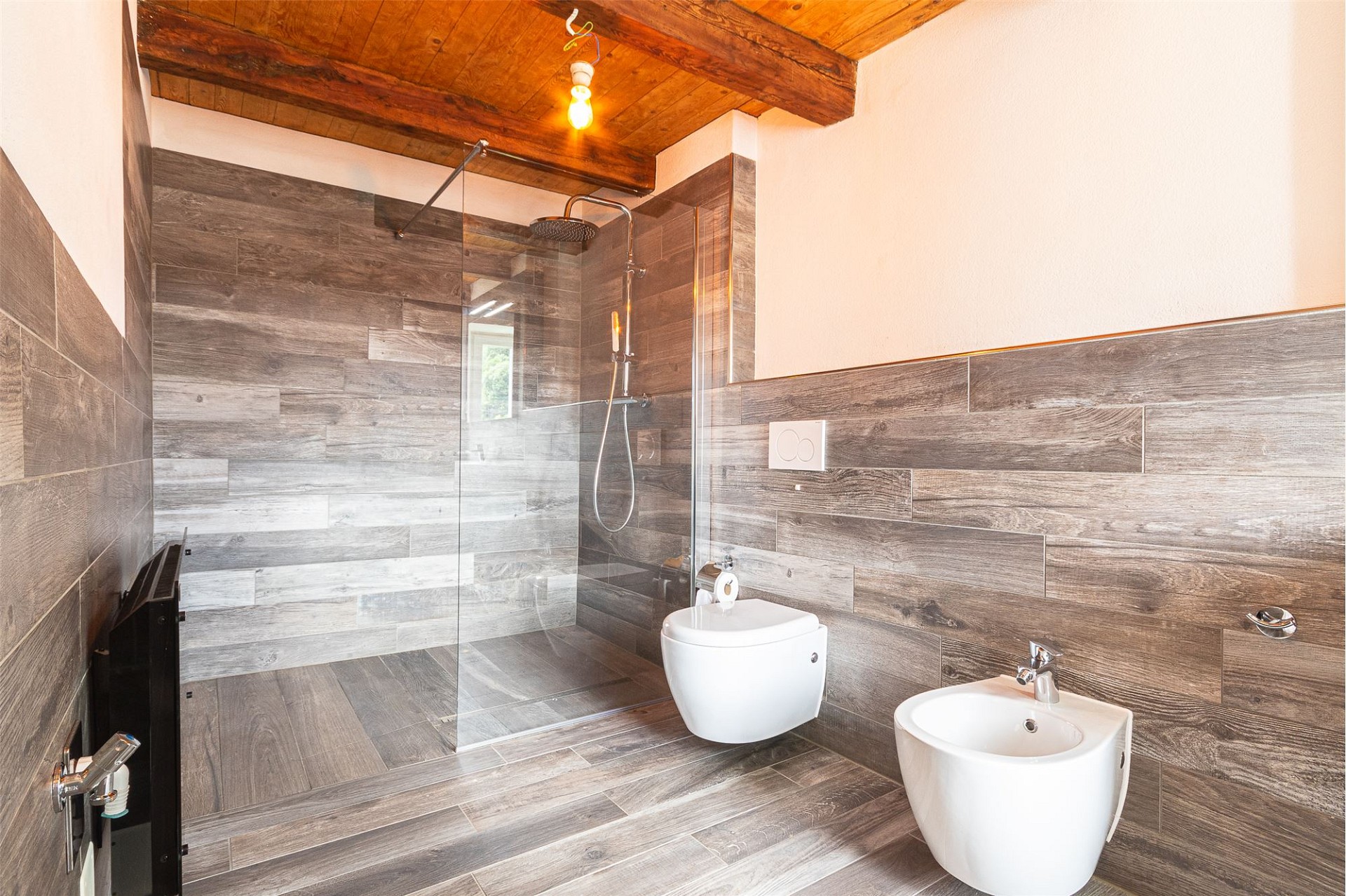 Modernes Badezimmer mit Dusche und Bidet