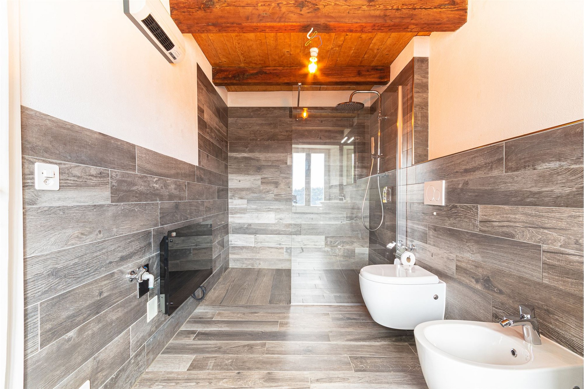 Modernes Badezimmer mit Naturholzdecke und Holzoptikfliesen