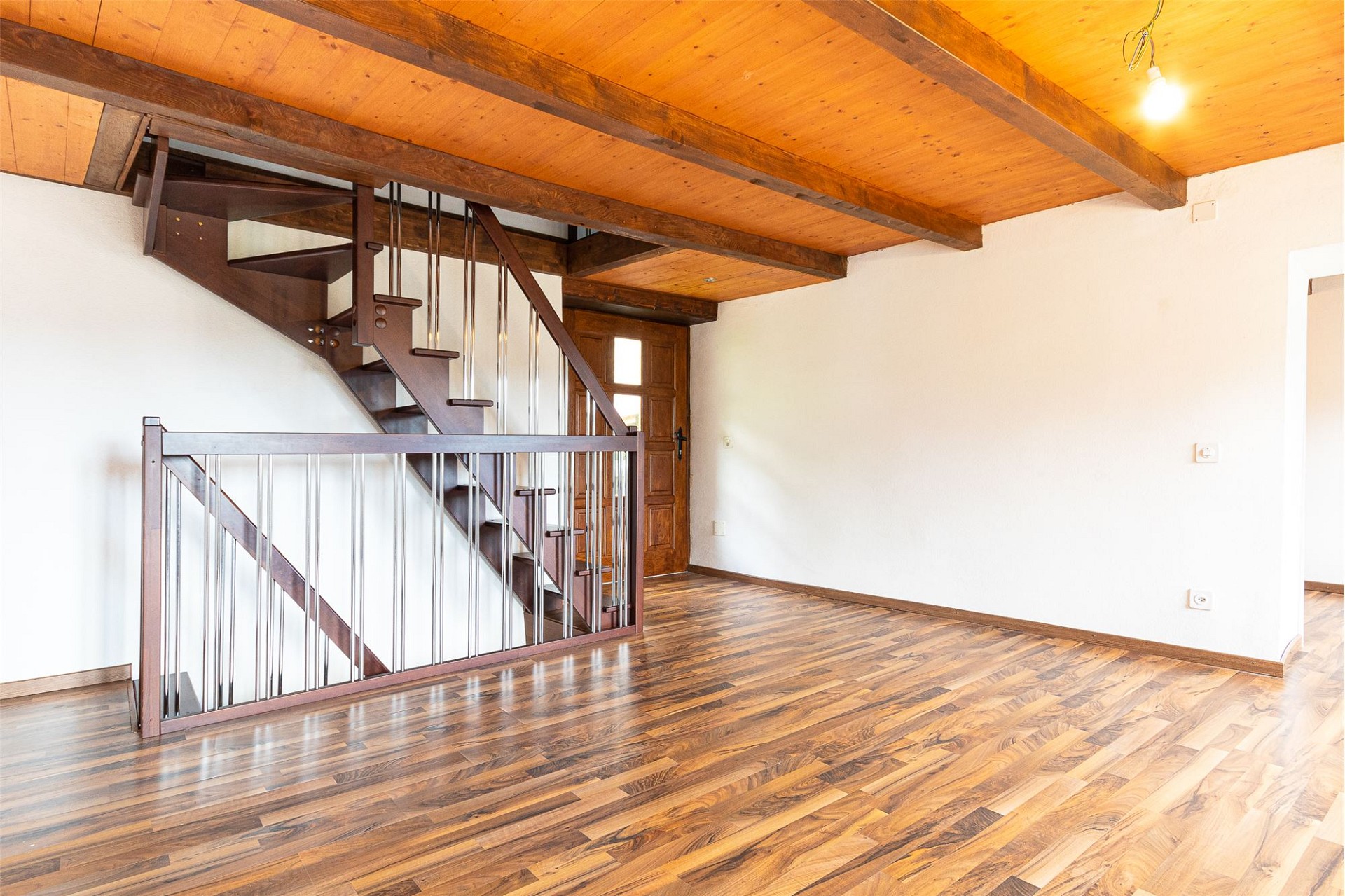 Wohnraum mit Treppe und Holzbalkendecke