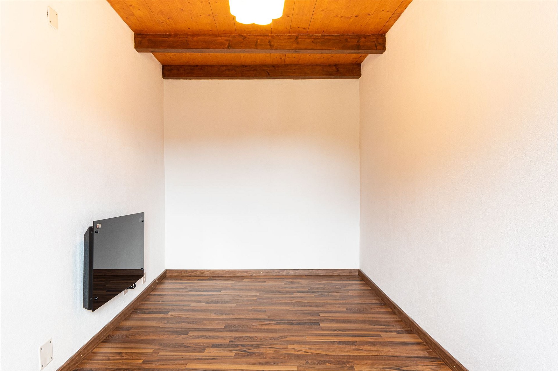 Kleiner leerer Raum mit Holzdecke
