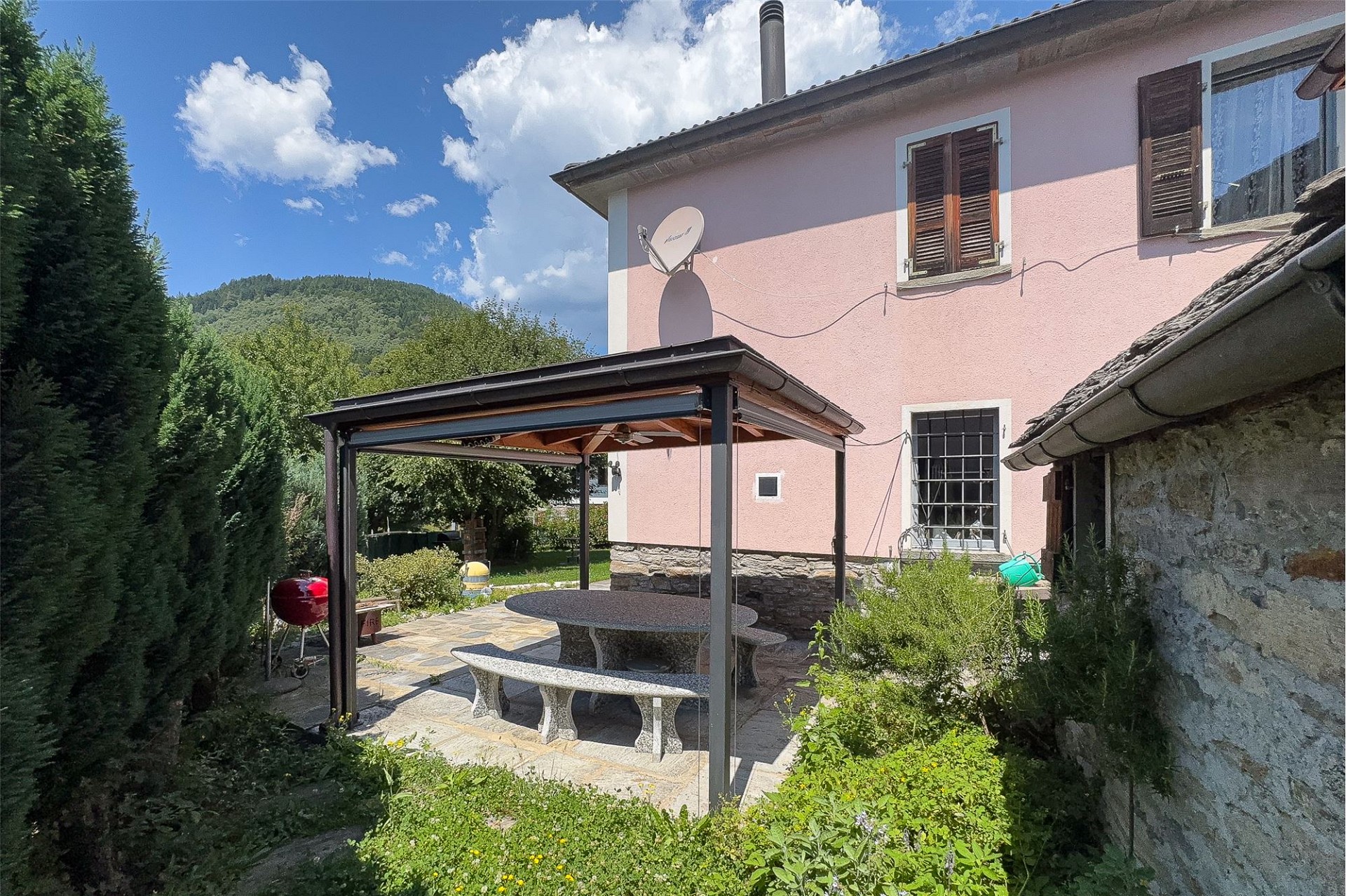 Außenansicht mit Terrasse und Gartenpavillon