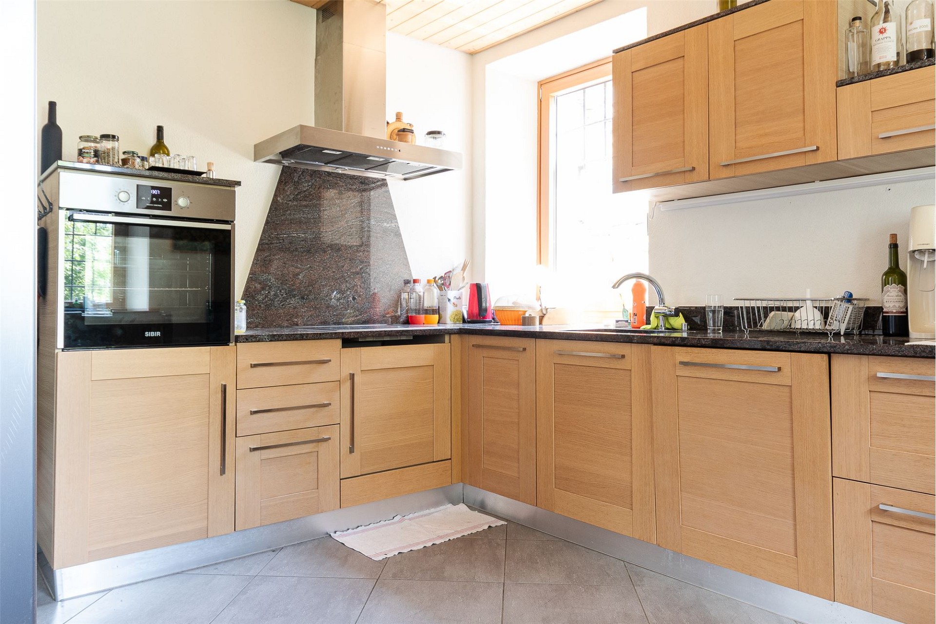 Moderne Küche mit Holzfronten
