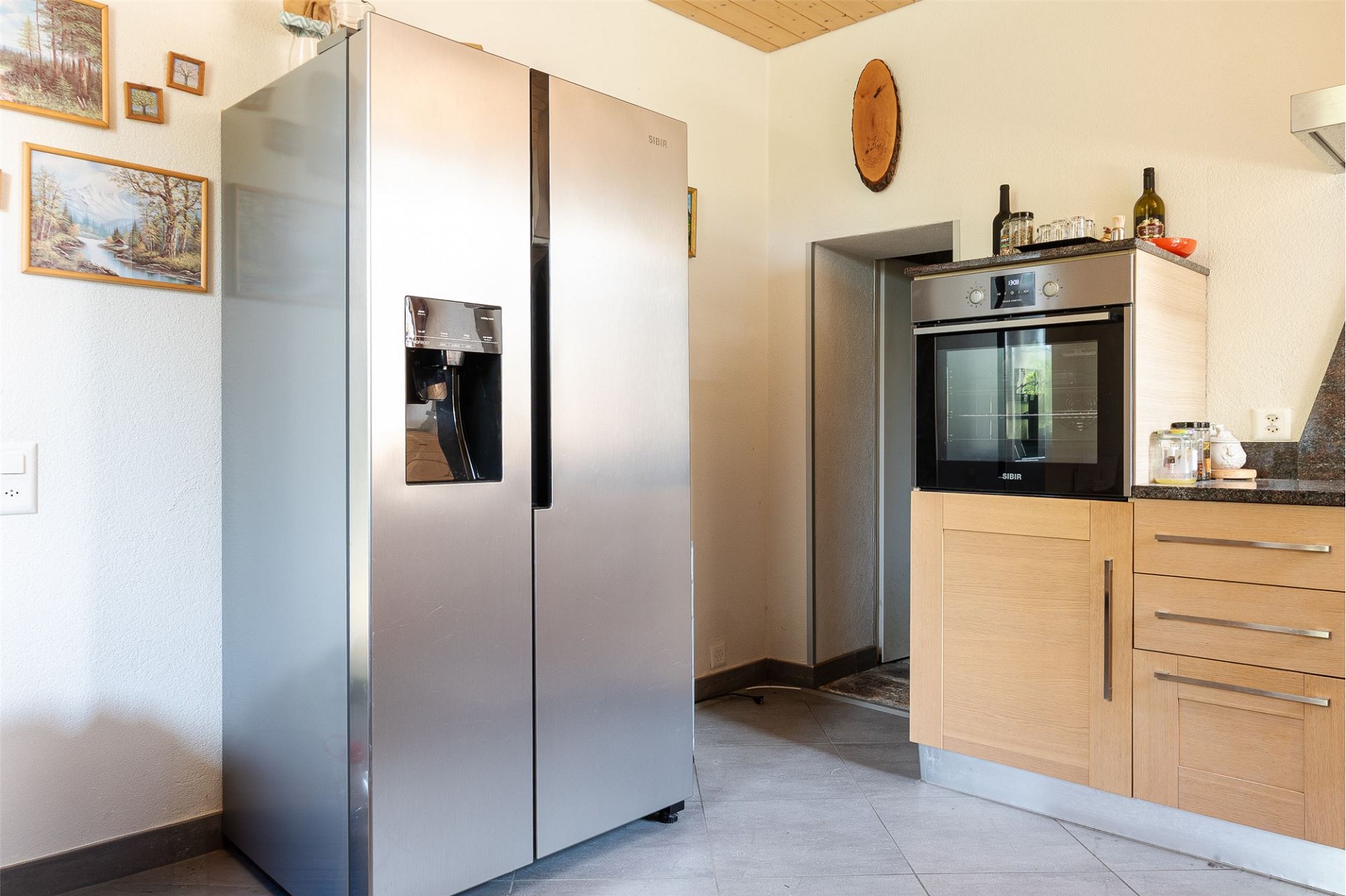 Moderne Küche mit Edelstahlkühlschrank