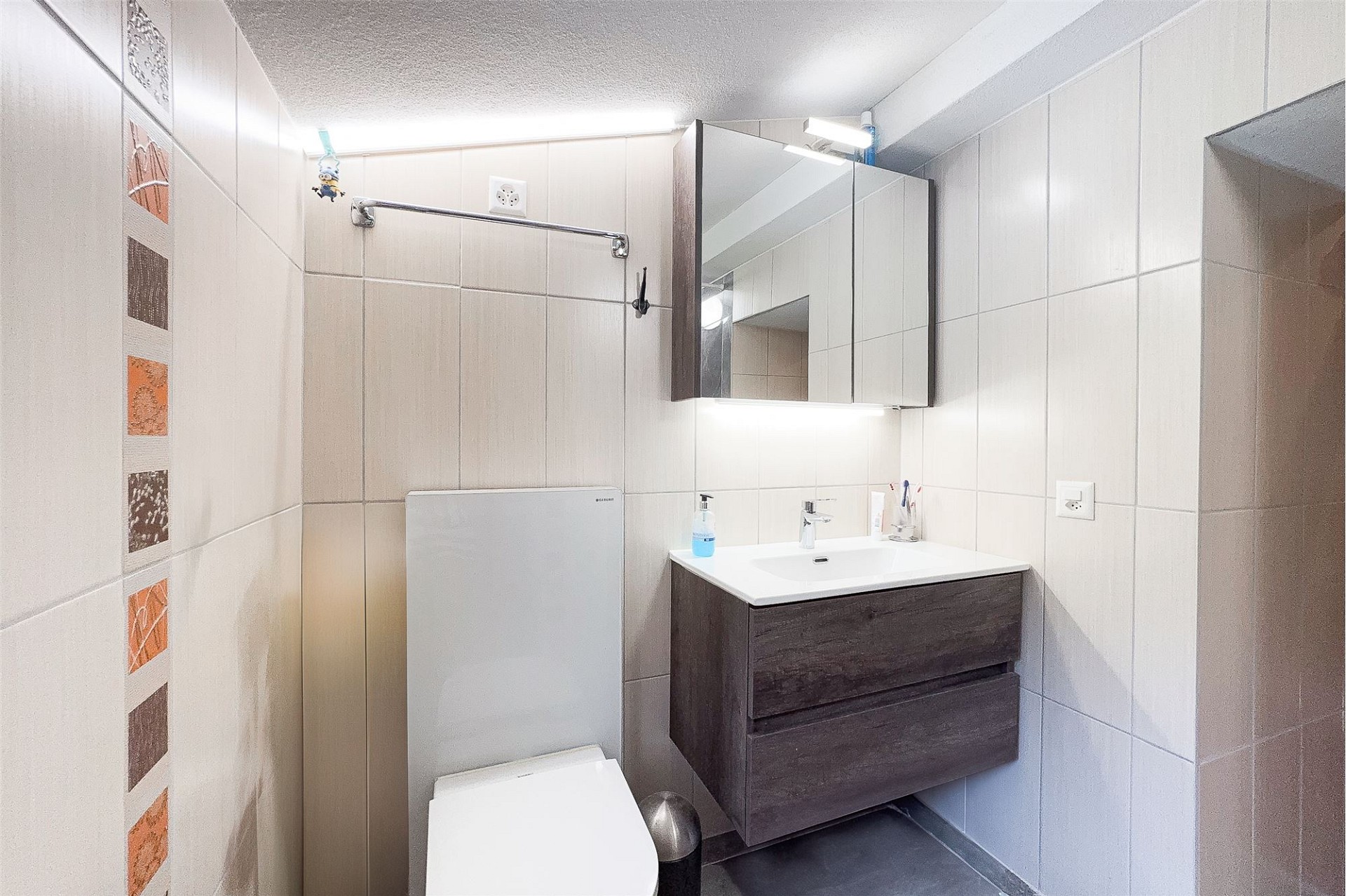 Kleines modernes Bad mit Waschtisch und WC