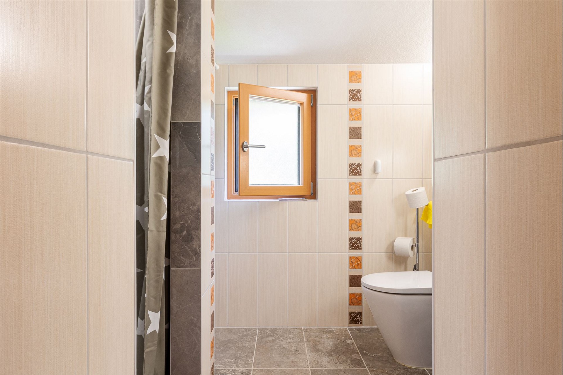 Modernes Badezimmer mit WC und Dusche