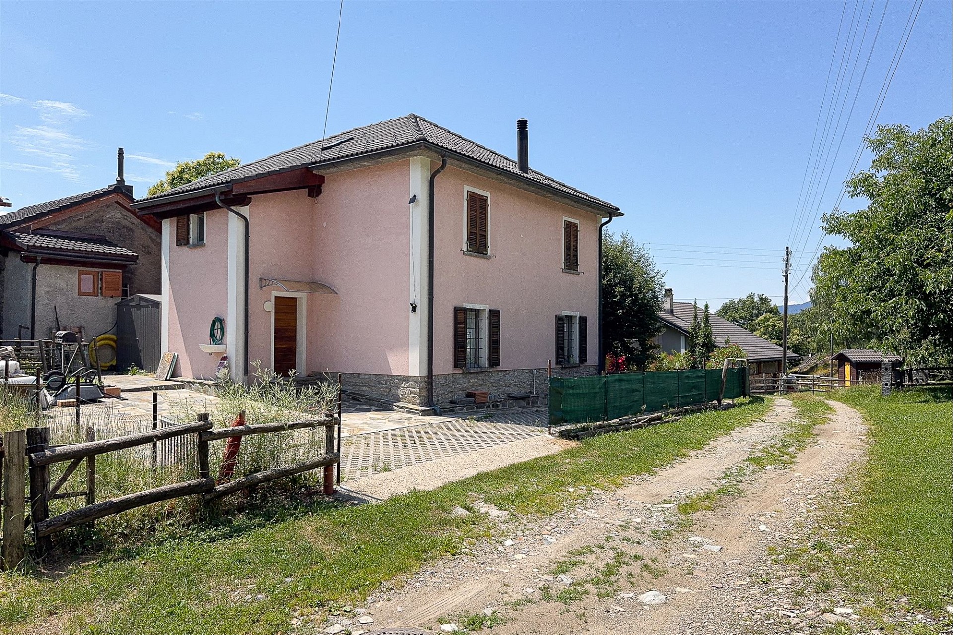 Ländliches Einfamilienhaus mit Garten und Zufahrt