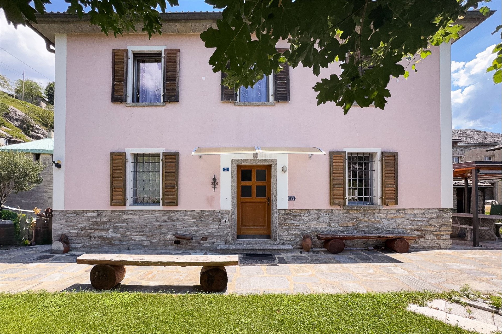 Pastellfarbene Hausfassade mit Holzläden