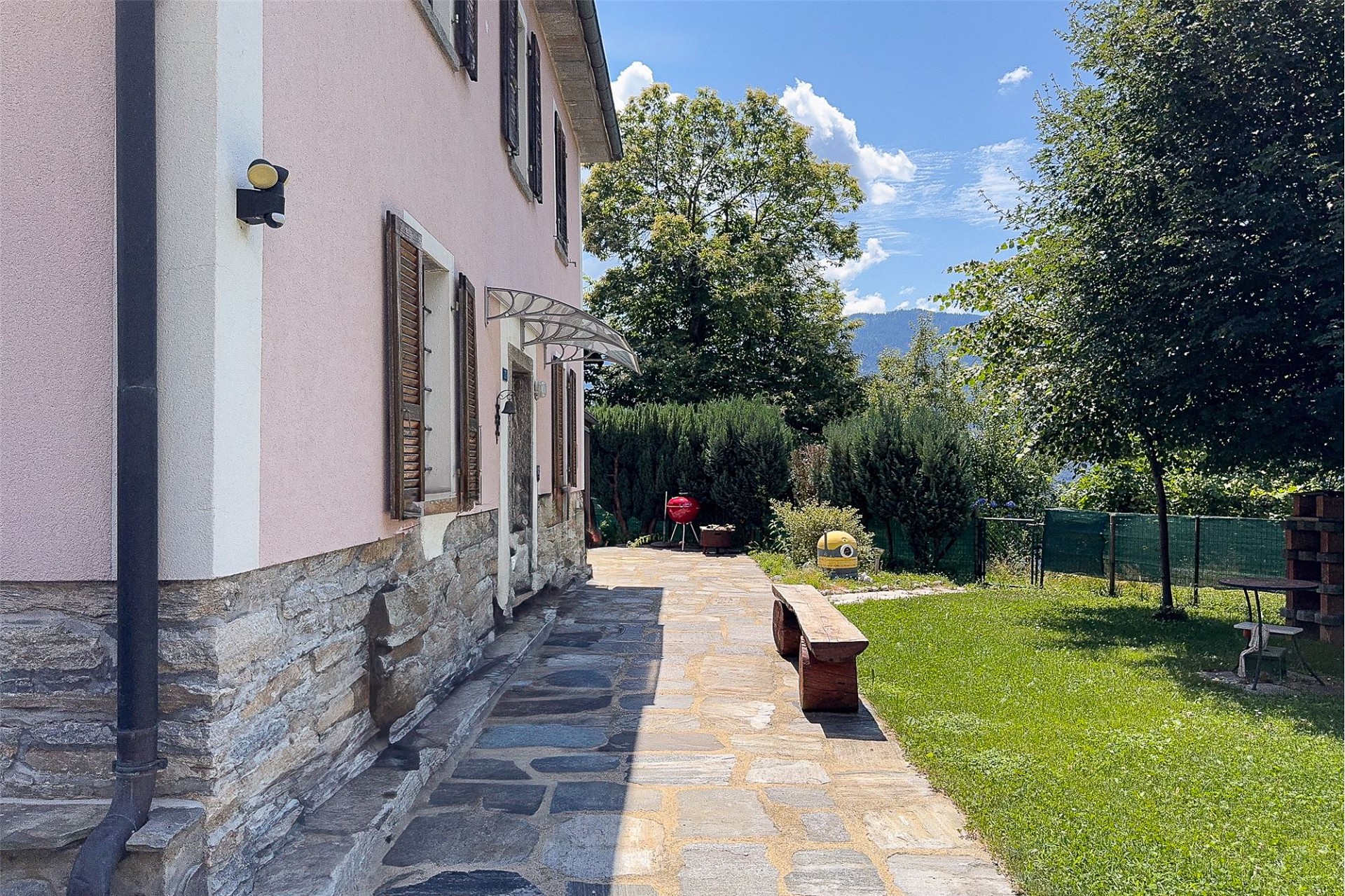 Haus mit Garten und Bergblick