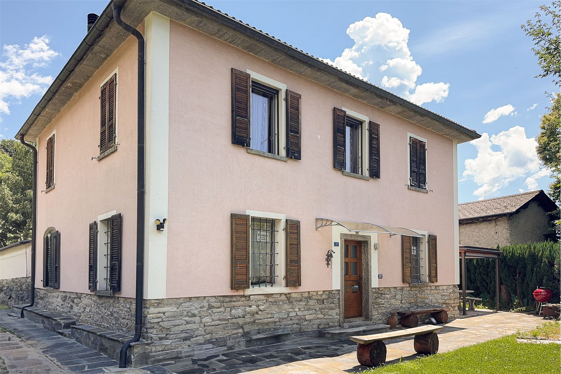 Klassisches Wohnhaus mit Gartenansicht