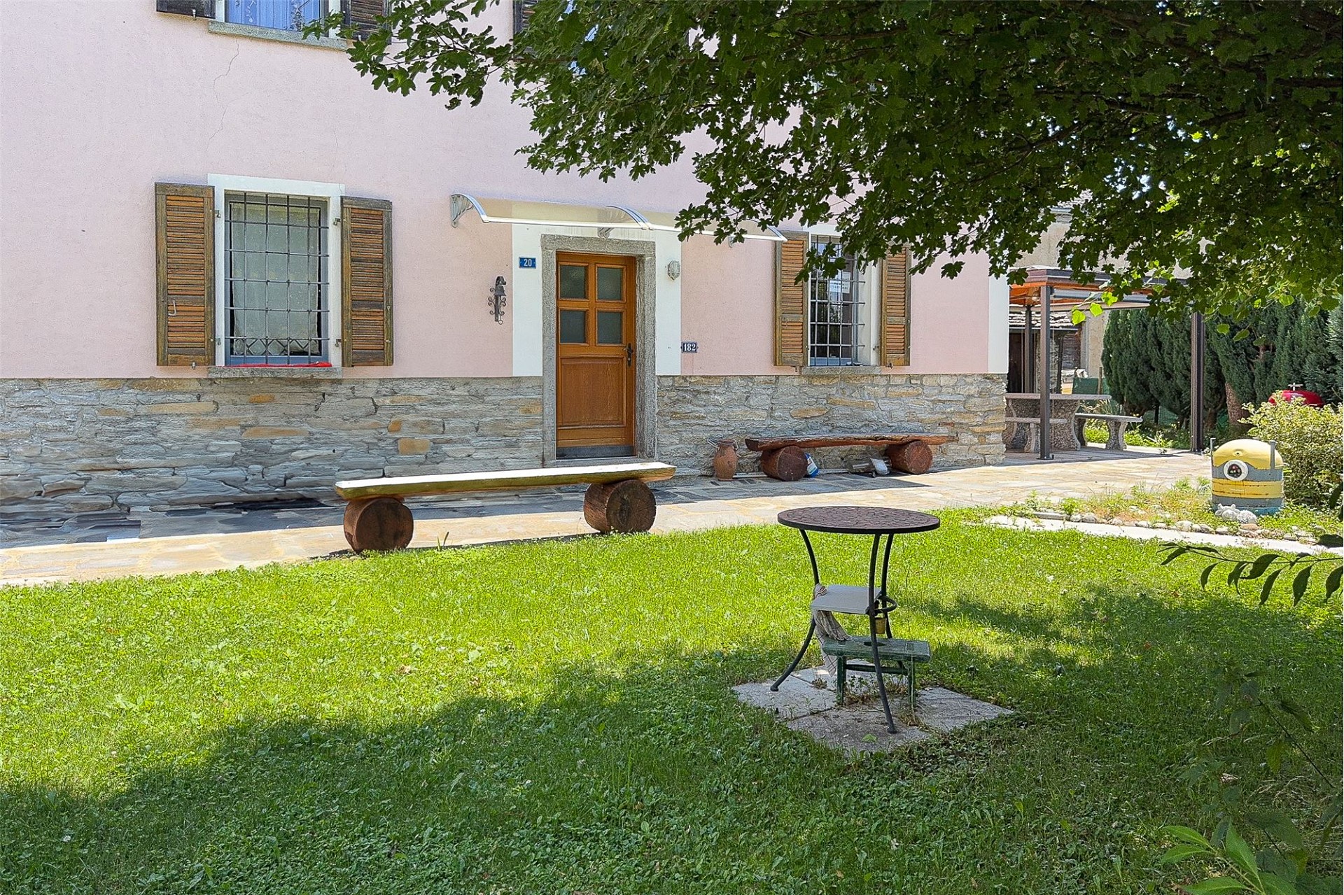 Hausfassade mit Garten