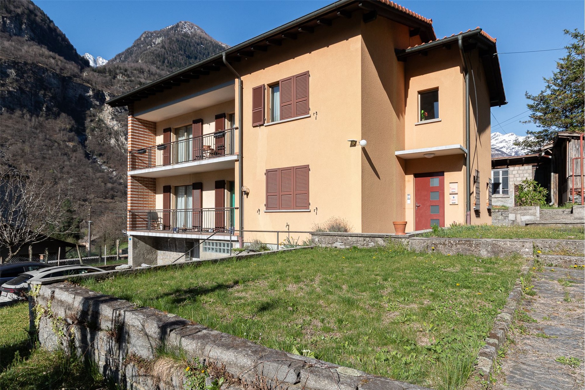 Mehrfamilienhaus mit Bergblick