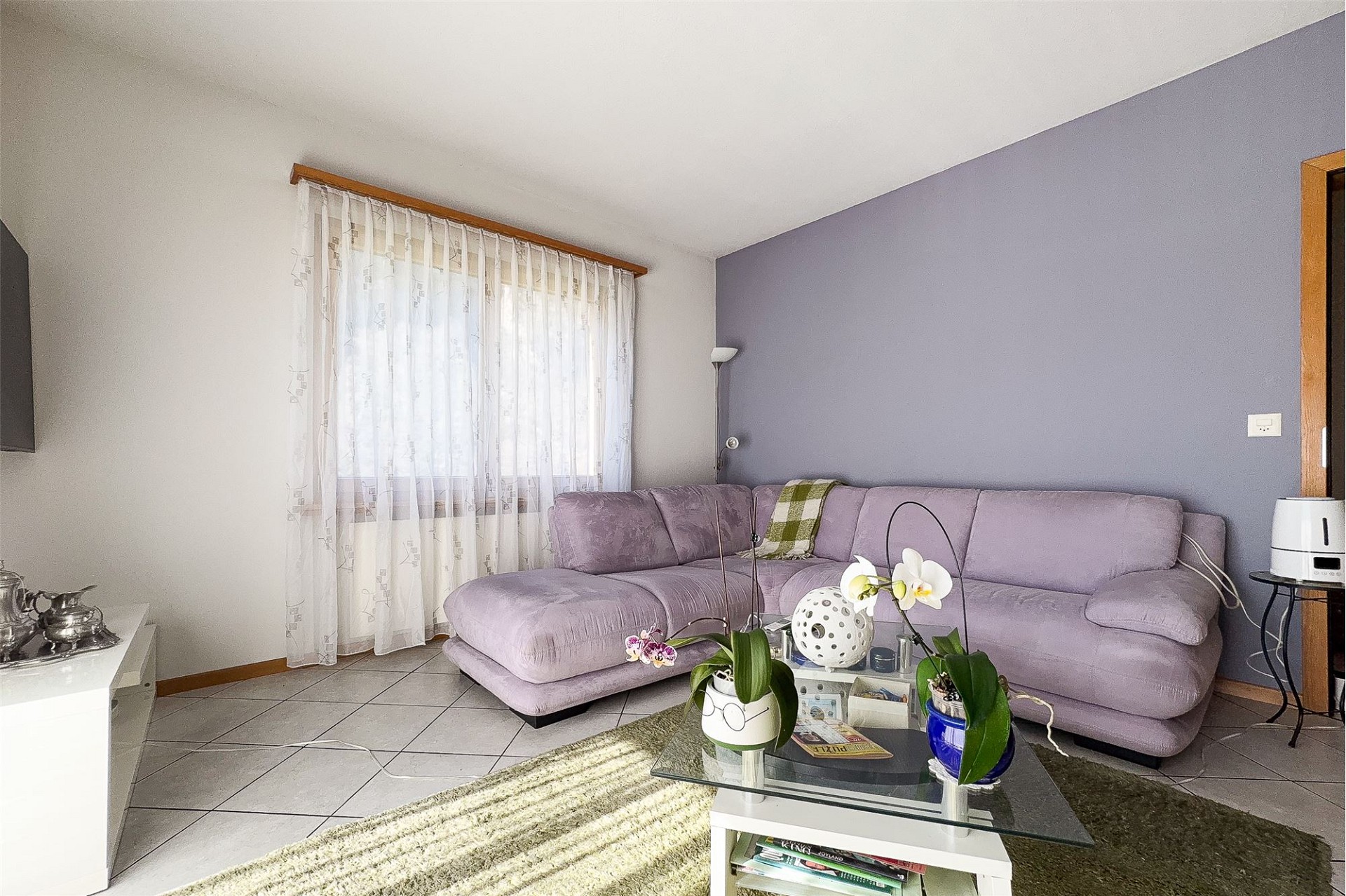 Helles Wohnzimmer mit L-förmigem Sofa