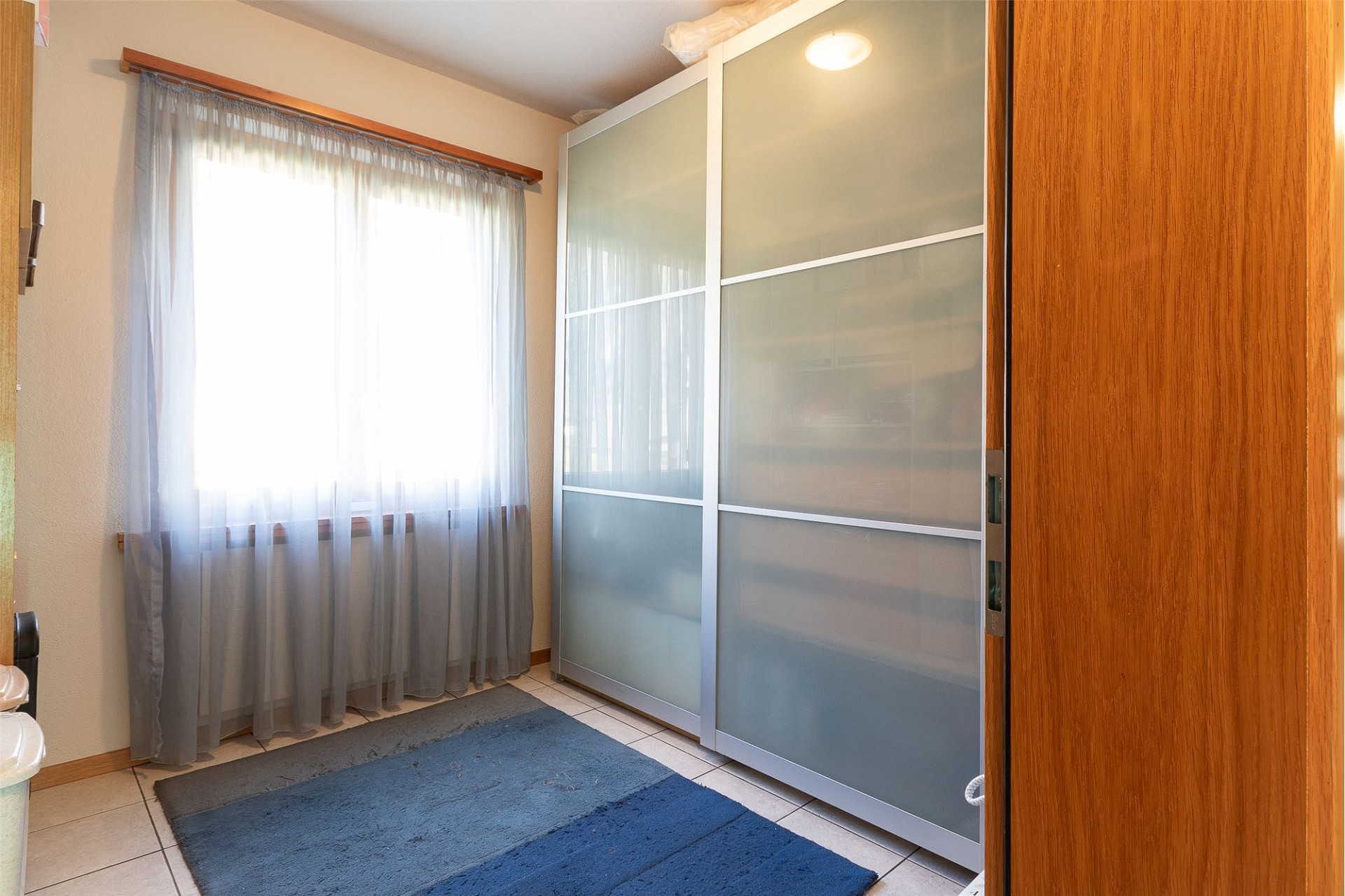Helles Schlafzimmer mit Schiebetürschrank