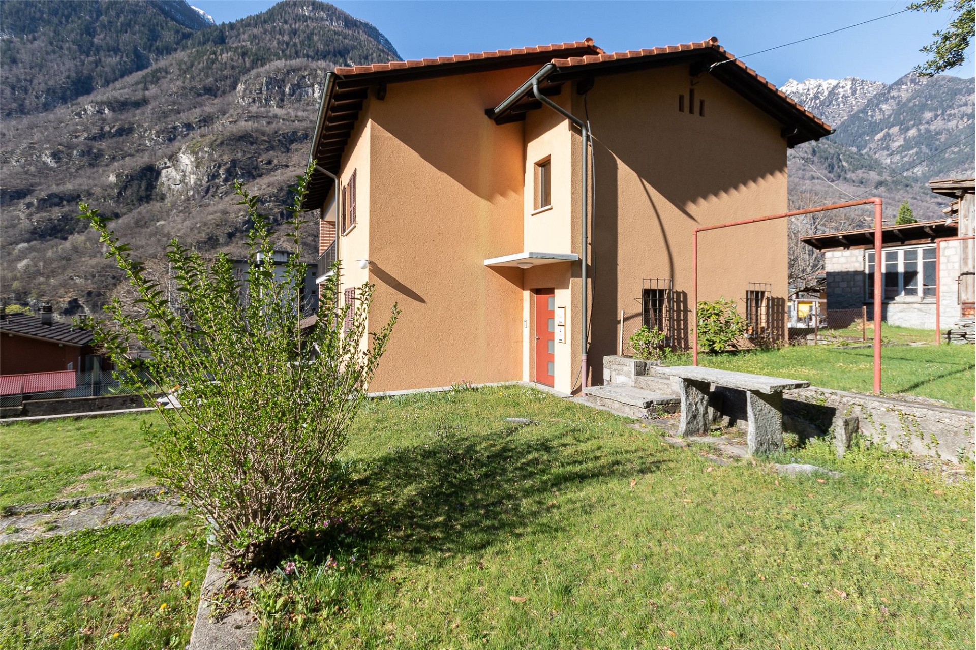 Außenansicht eines Hauses mit Bergkulisse