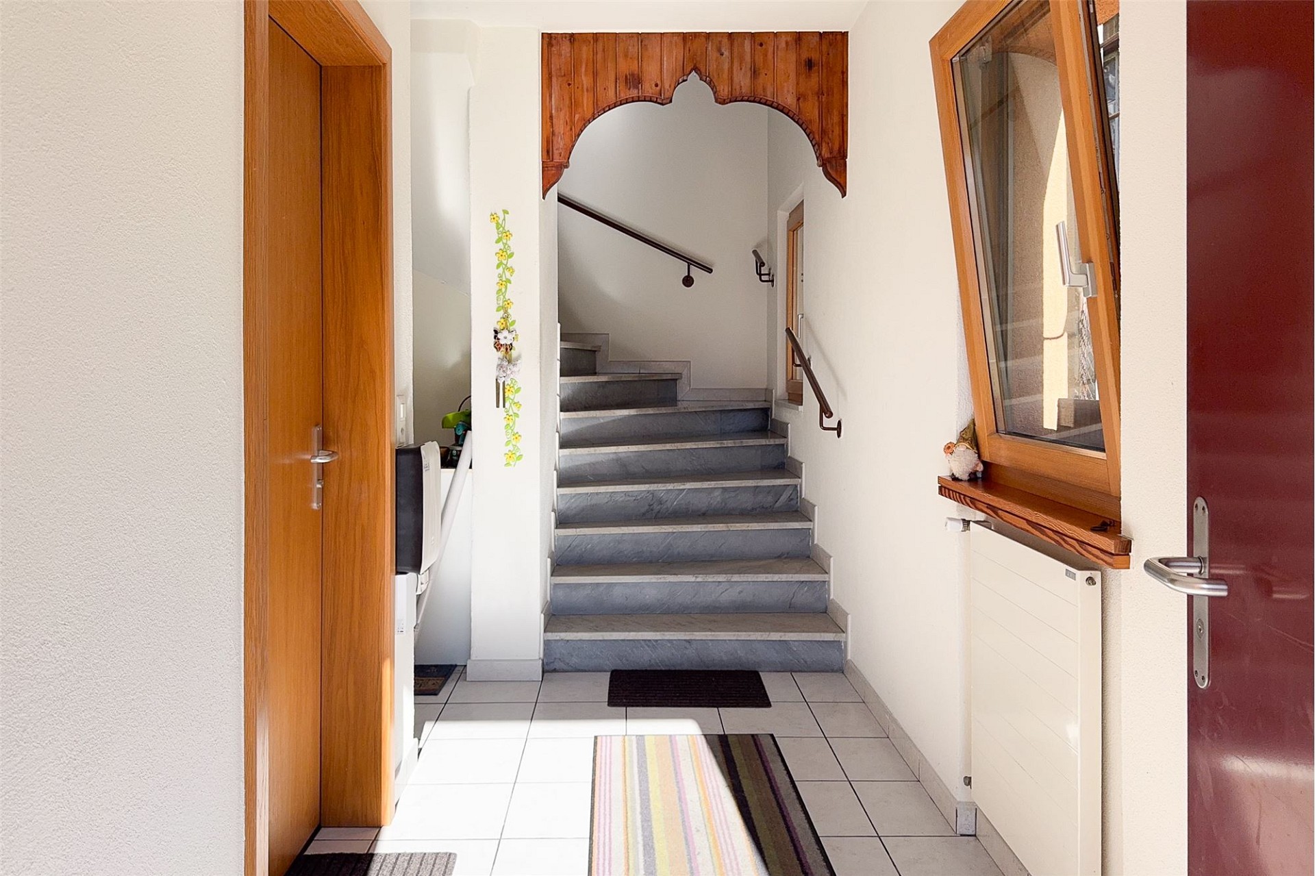 Heller Eingangsflur mit Treppe