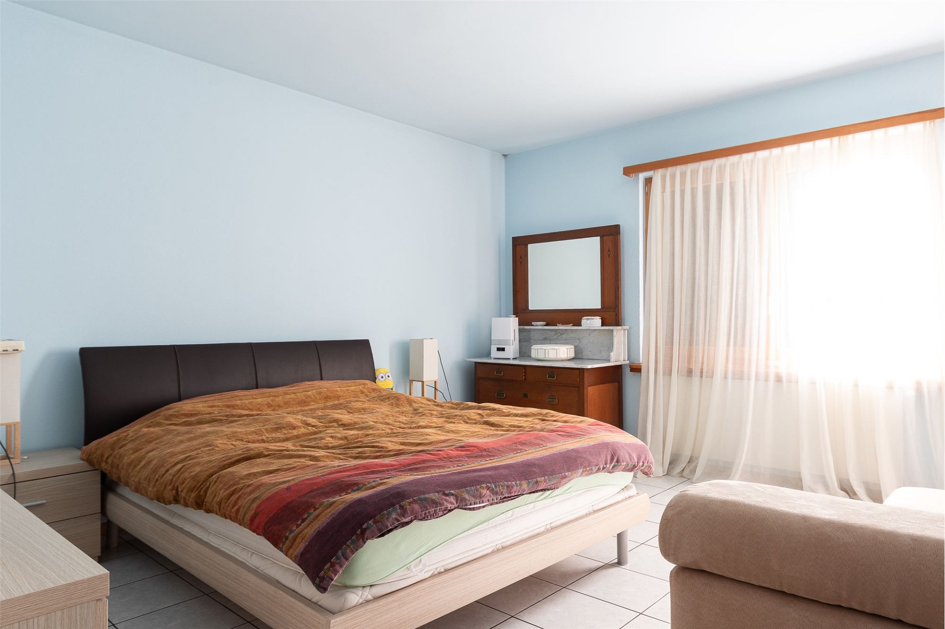 Helles Schlafzimmer mit Doppelbett