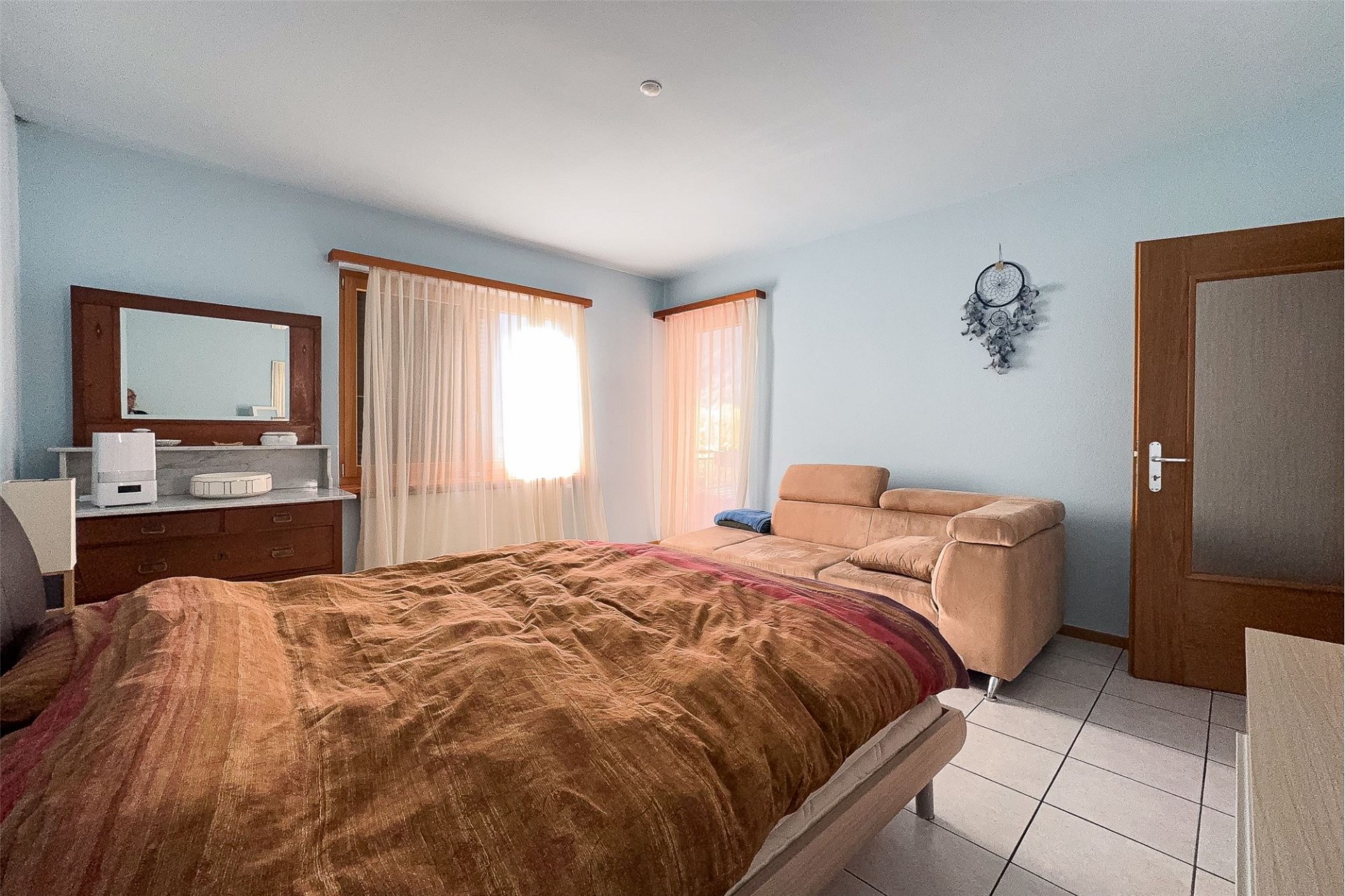 Helles Schlafzimmer mit Sitzbereich