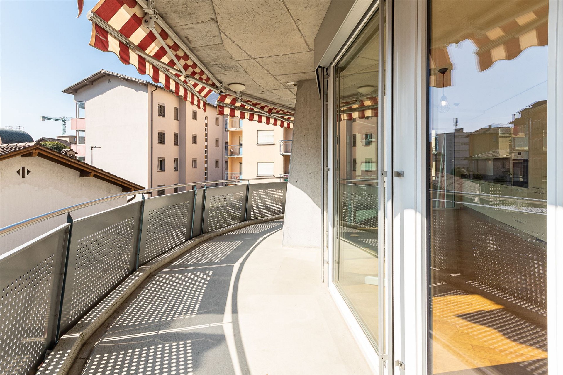 Balkon mit Markise und Stadtblick