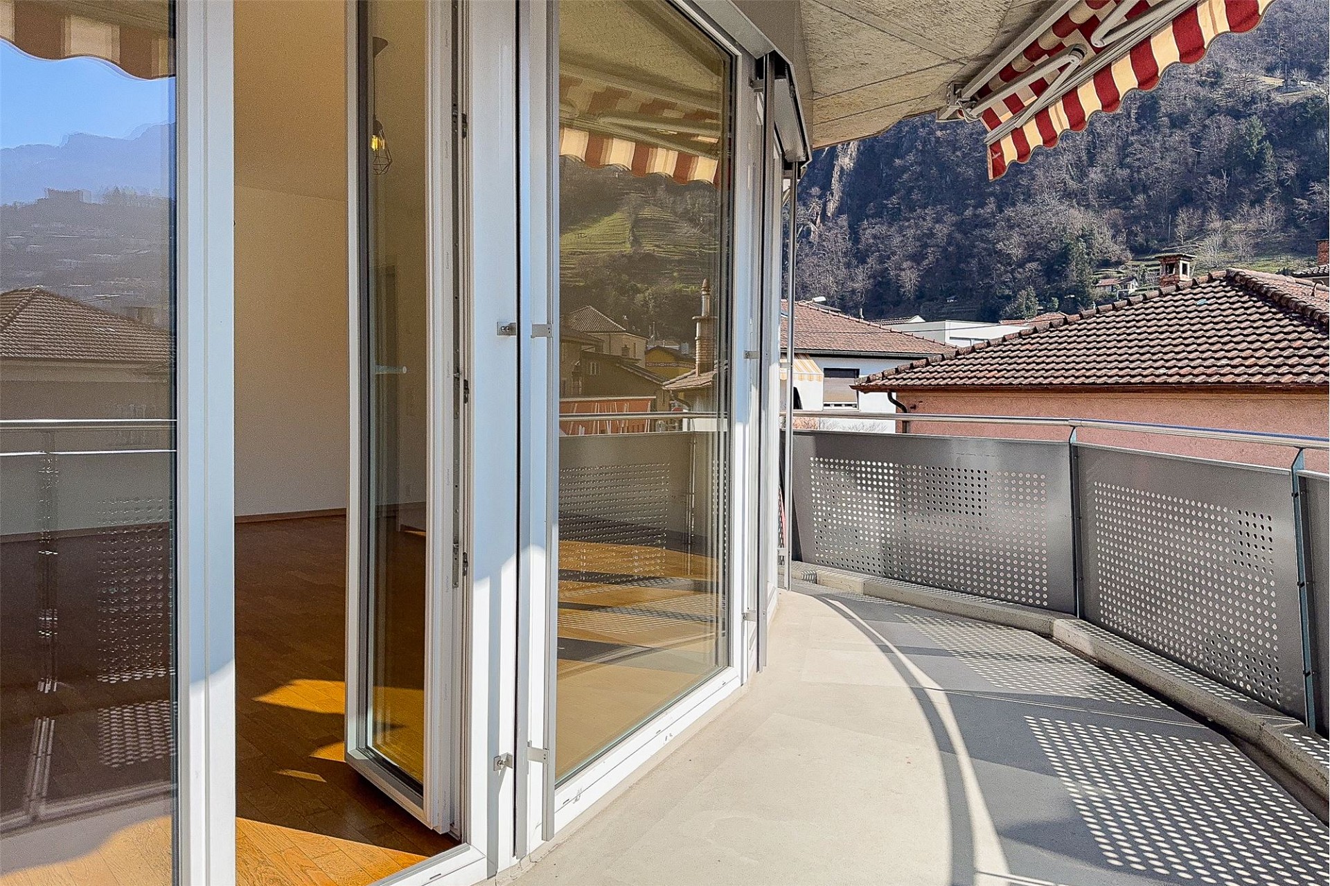 Sonnenbalkon mit Bergblick