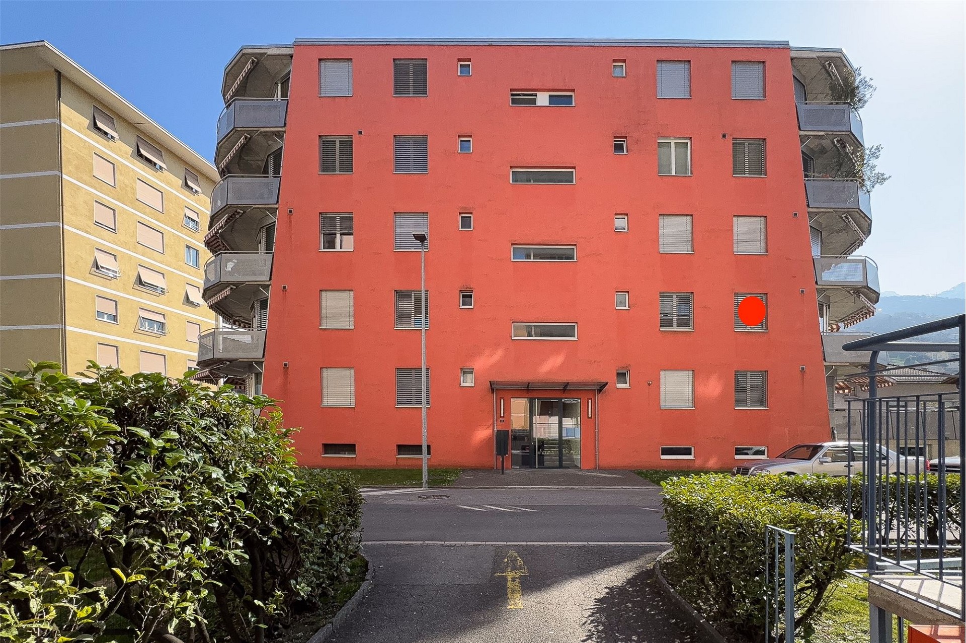 Mehrfamilienhaus mit auffälliger roter Fassade