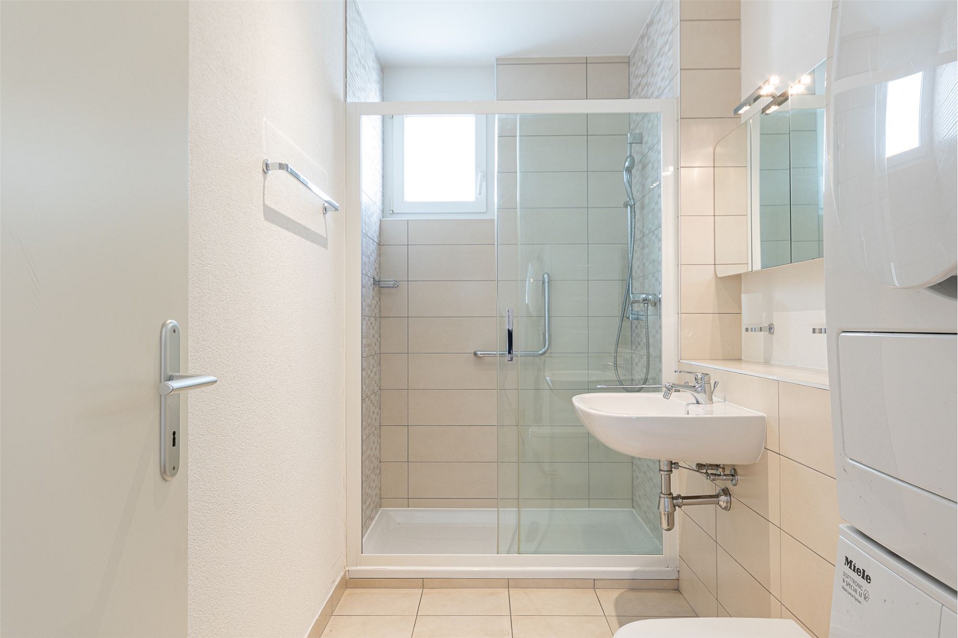 Kleines modernes Badezimmer mit Dusche und Waschtisch