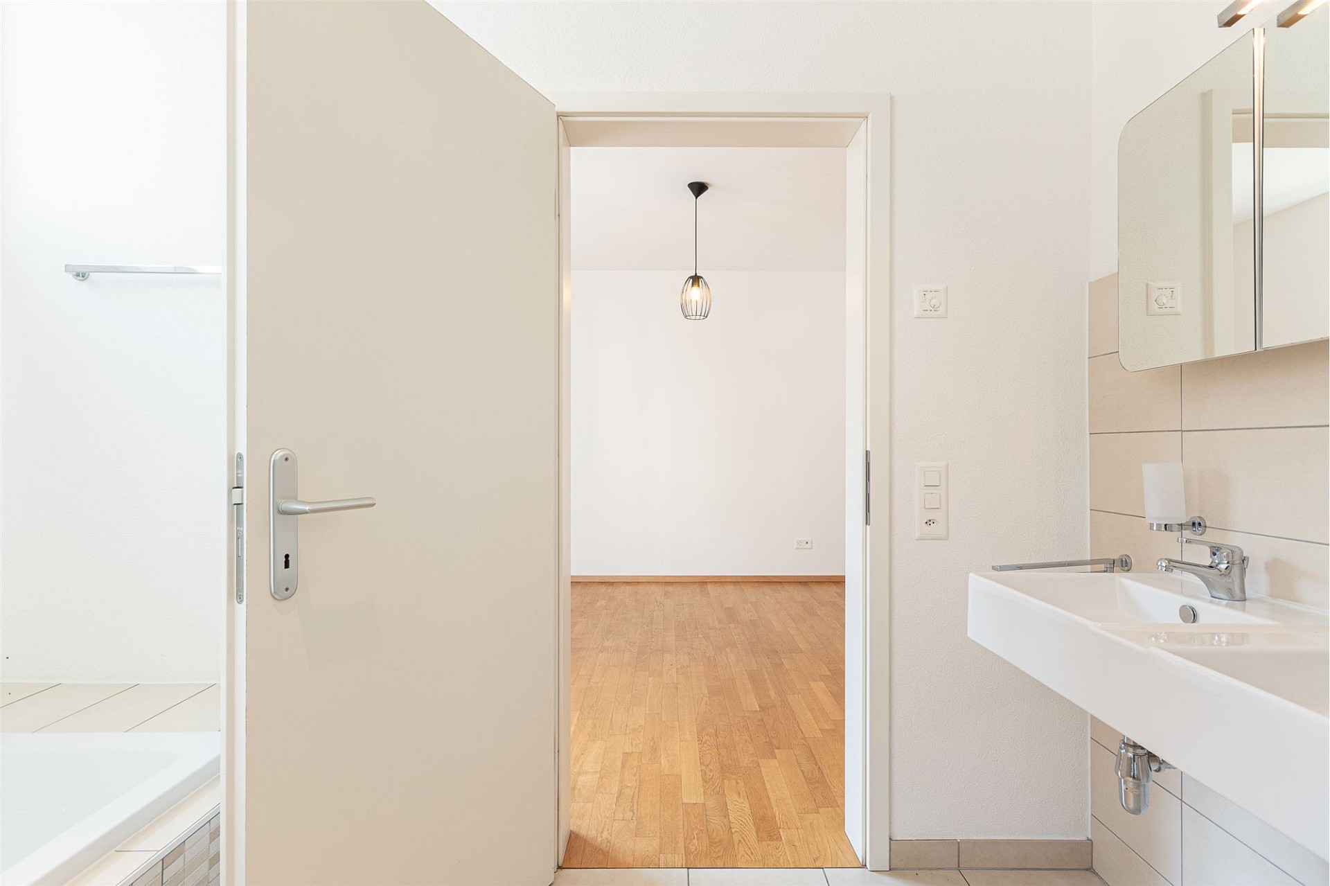 Helles Bad mit Blick in den Nebenraum